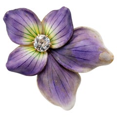 Broche antiguo de oro amarillo de 18 quilates con esmalte violeta y diamantes talla europea antigua