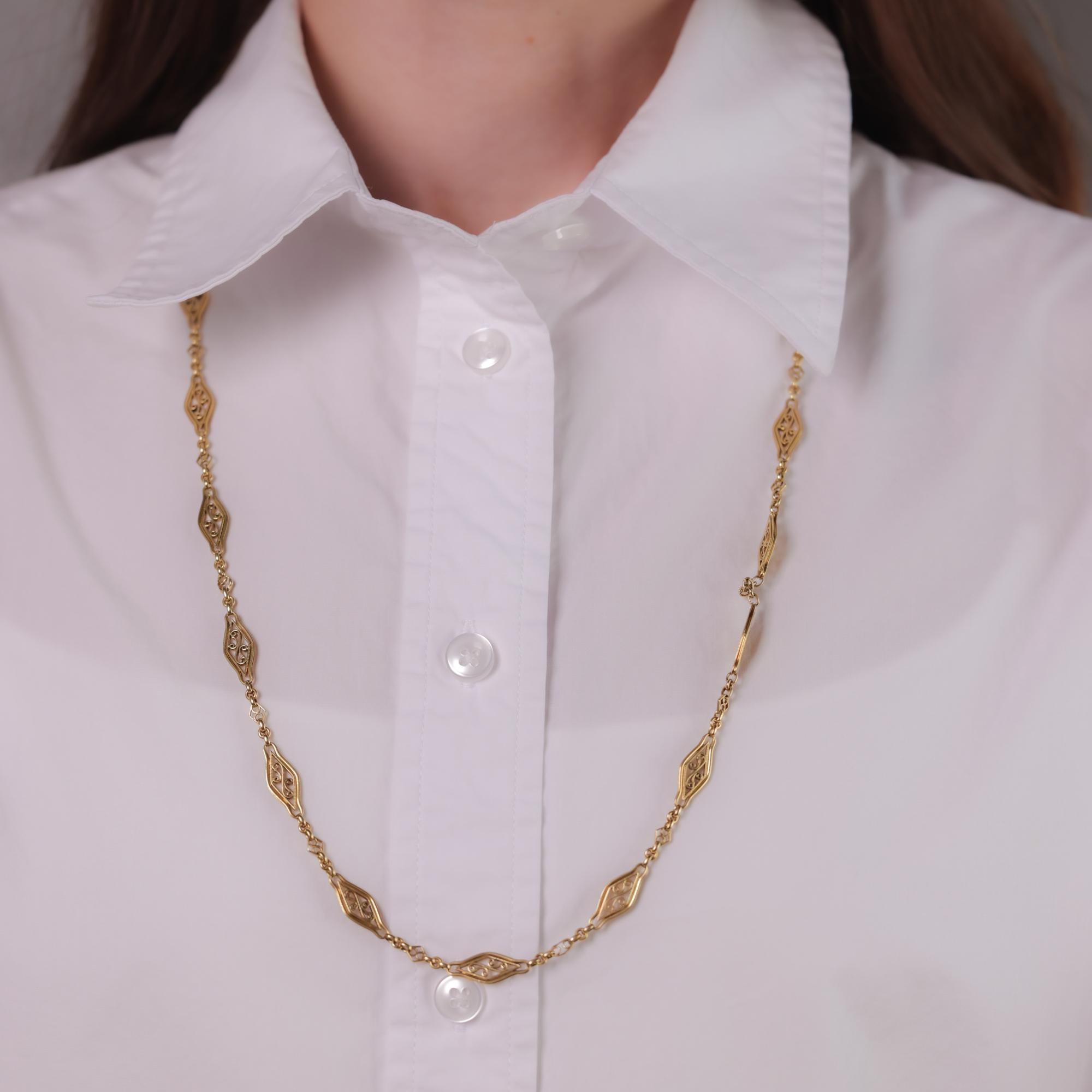 Un exquisito collar antiguo de oro amarillo de 18 quilates de la década de 1890, que muestra una artesanía intemporal y un diseño elegante.

Metal: oro amarillo de 18 quilates
Época: Antiguo
Alrededor de: 1890
Sellos: marca de pureza 750 y marca del