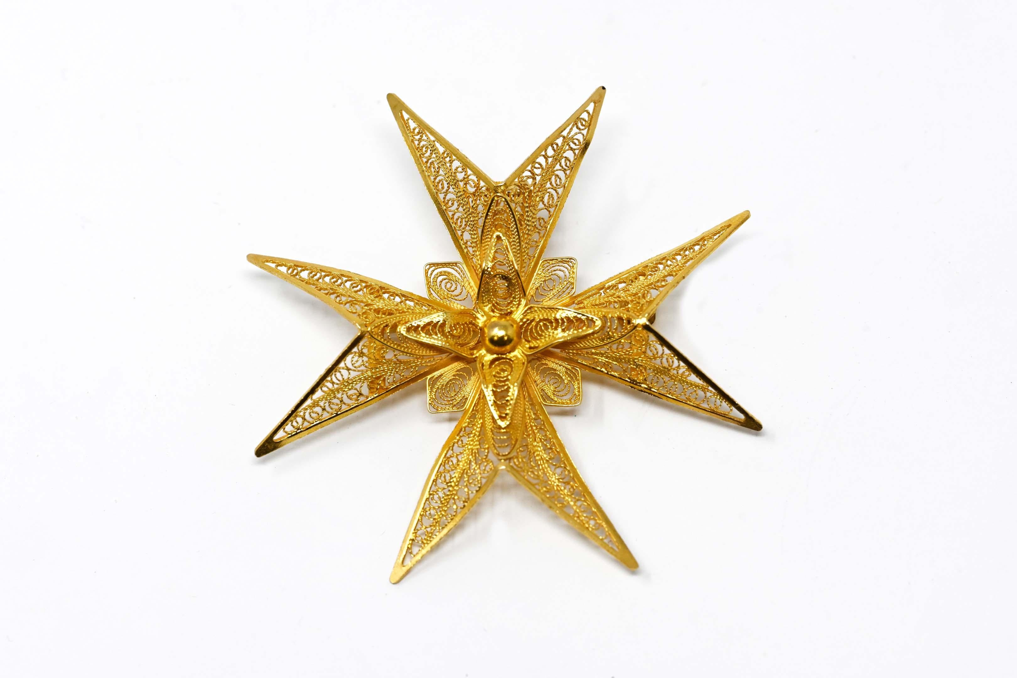 Antique 18k yellow gold filigree Maltese cross pendant brooch. Marked on the back, measures 2 1/4 inches  x 2 1/4 inches, in excellent condition.