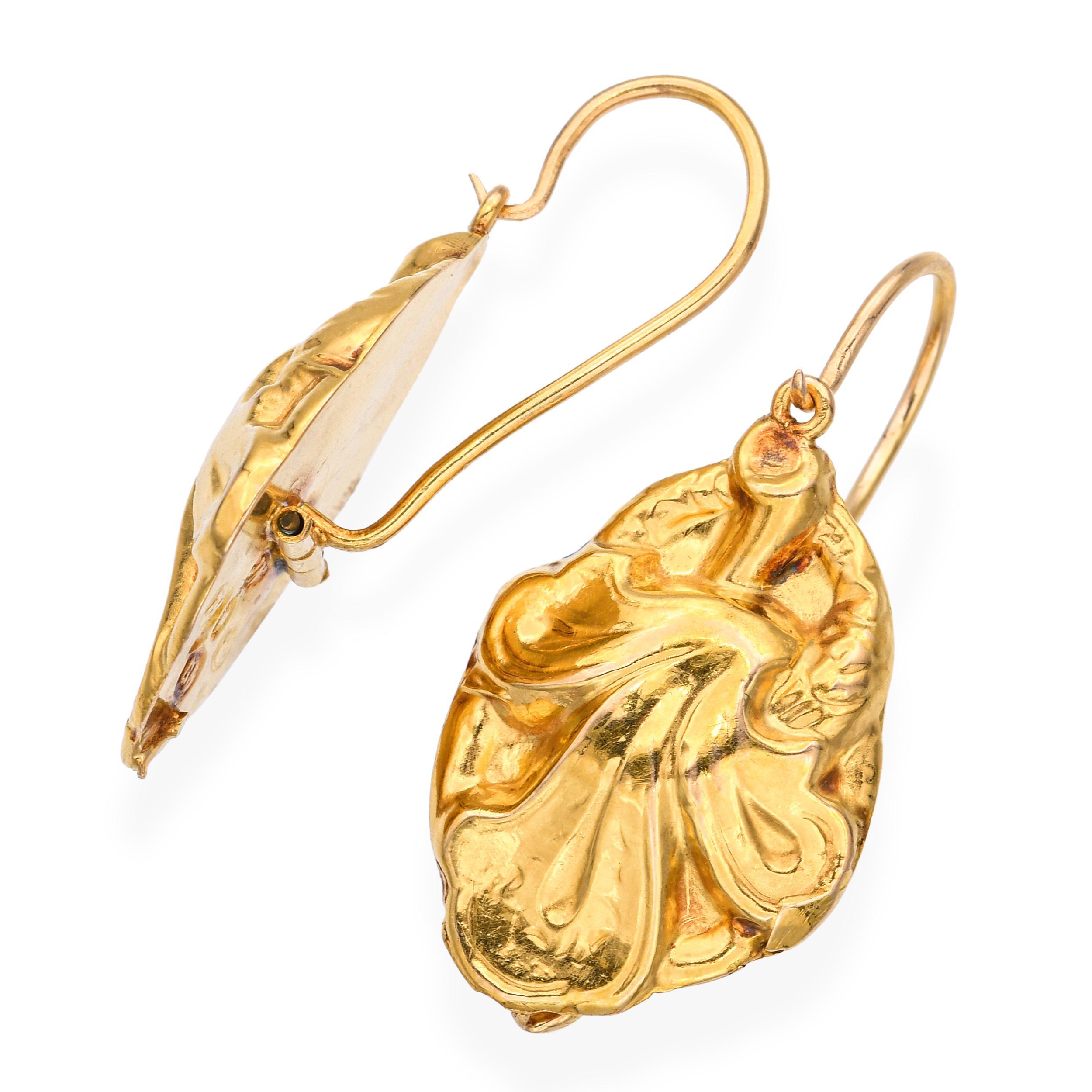 Questi antichi orecchini in oro giallo 18k con motivo floreale presentano un elegante disegno botanico realizzato in oro ad alta caratura dalle tonalità intense. Ogni orecchino è scolpito in un fiore delicato, con dettagli intricati dei petali e una