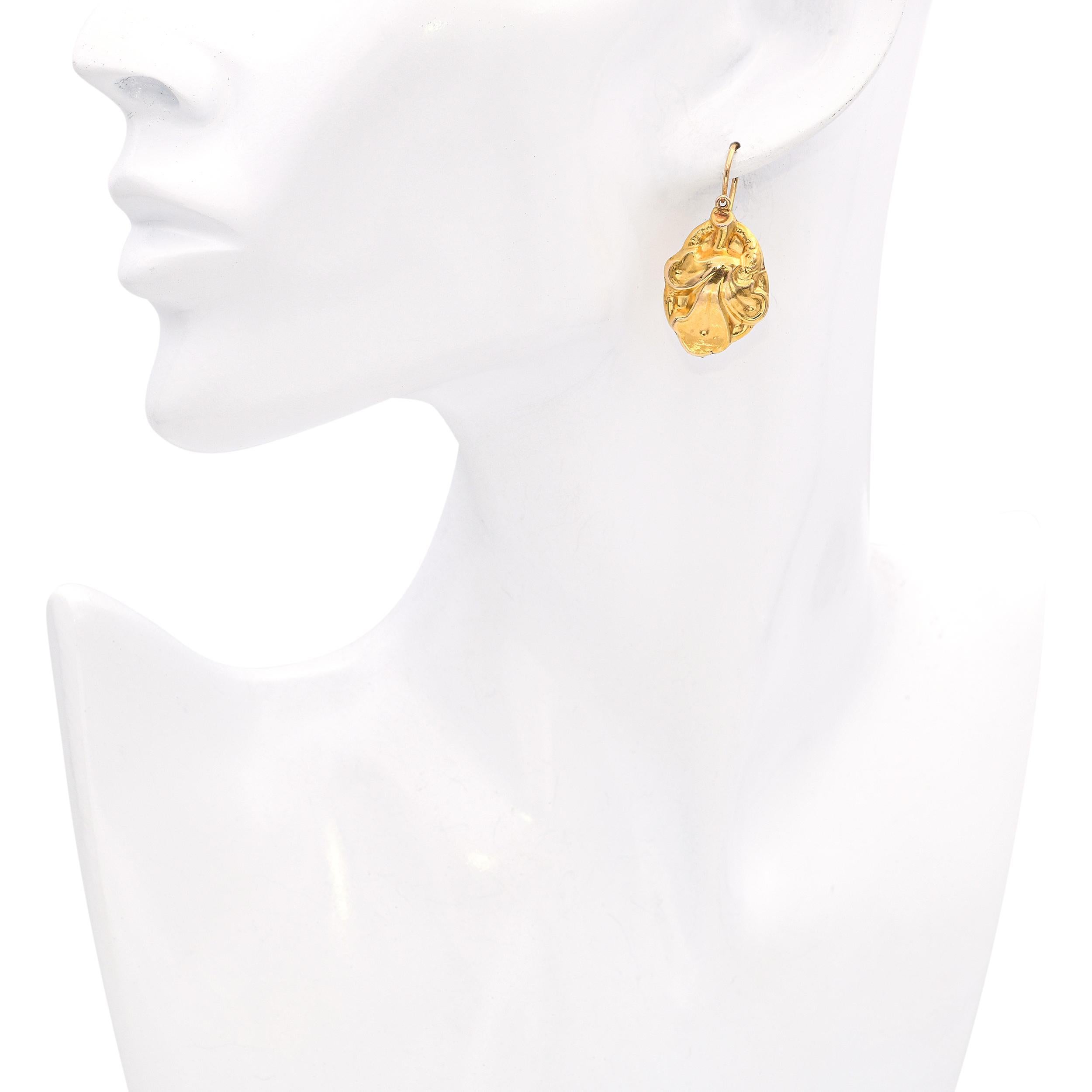 Orecchini antichi con motivo floreale in oro giallo 18k In condizioni buone in vendita a New York, NY