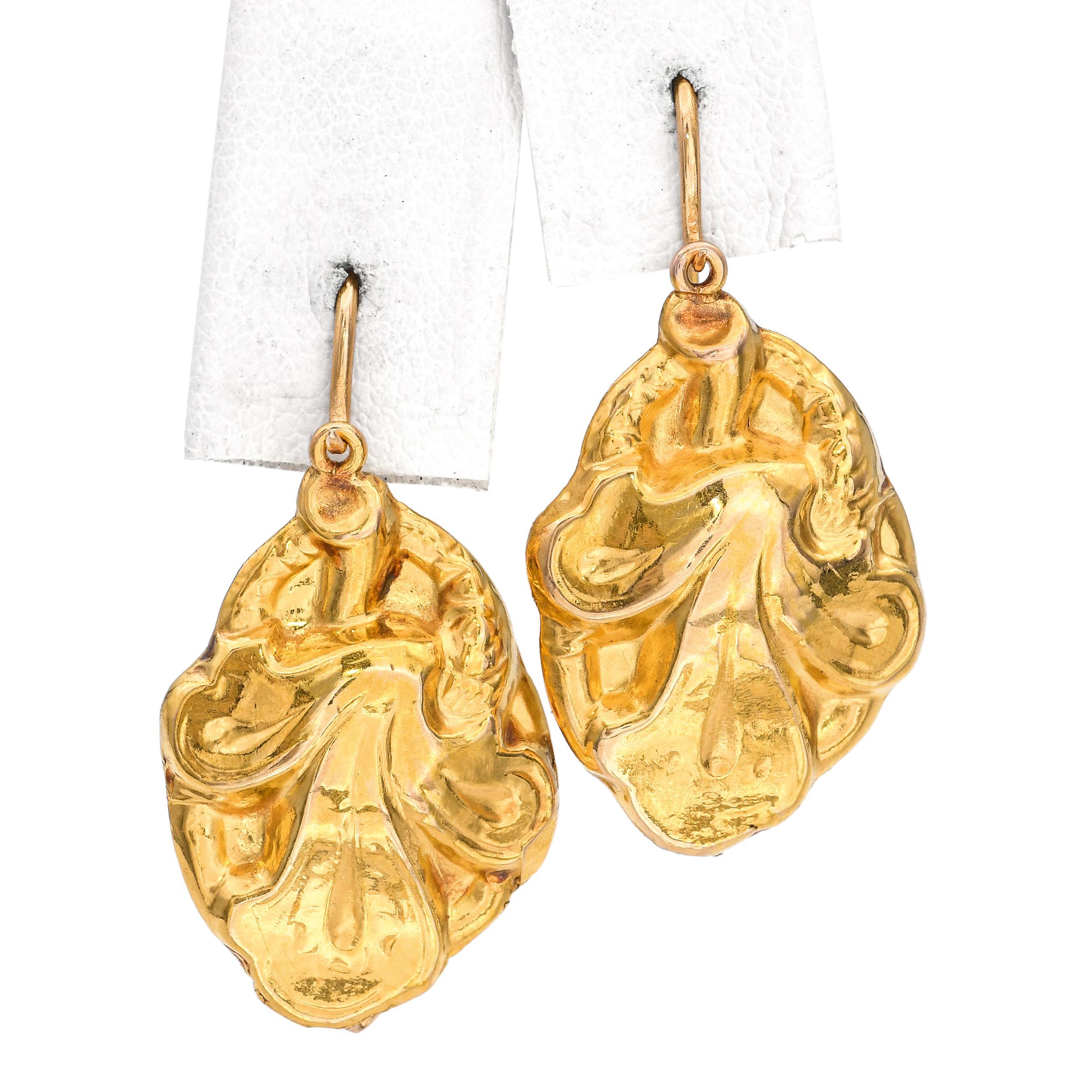 Orecchini antichi con motivo floreale in oro giallo 18k in vendita 1