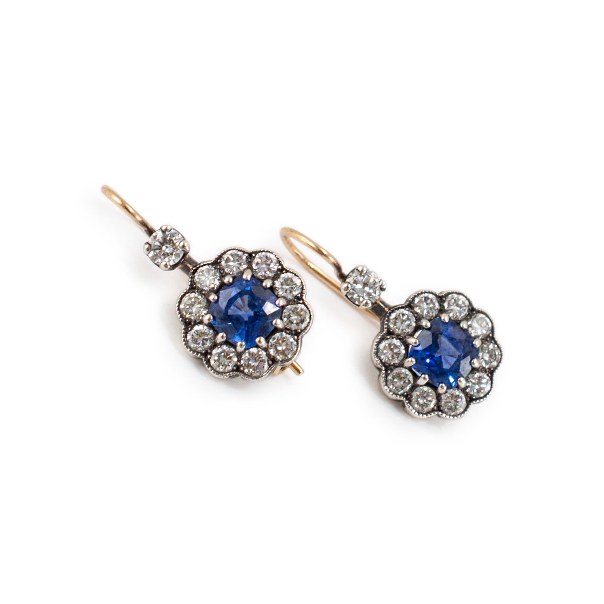 Genre : Mesdames

Meta Type : Or jaune 18K

Longueur : 0,75 pouces

Largeur : 10,50 mm

Poids : 2.58 grammes

Une paire de boucles d'oreilles dames en or jaune 18K avec diamants et saphirs. Le métal a été testé et il a été déterminé qu'il s'agissait