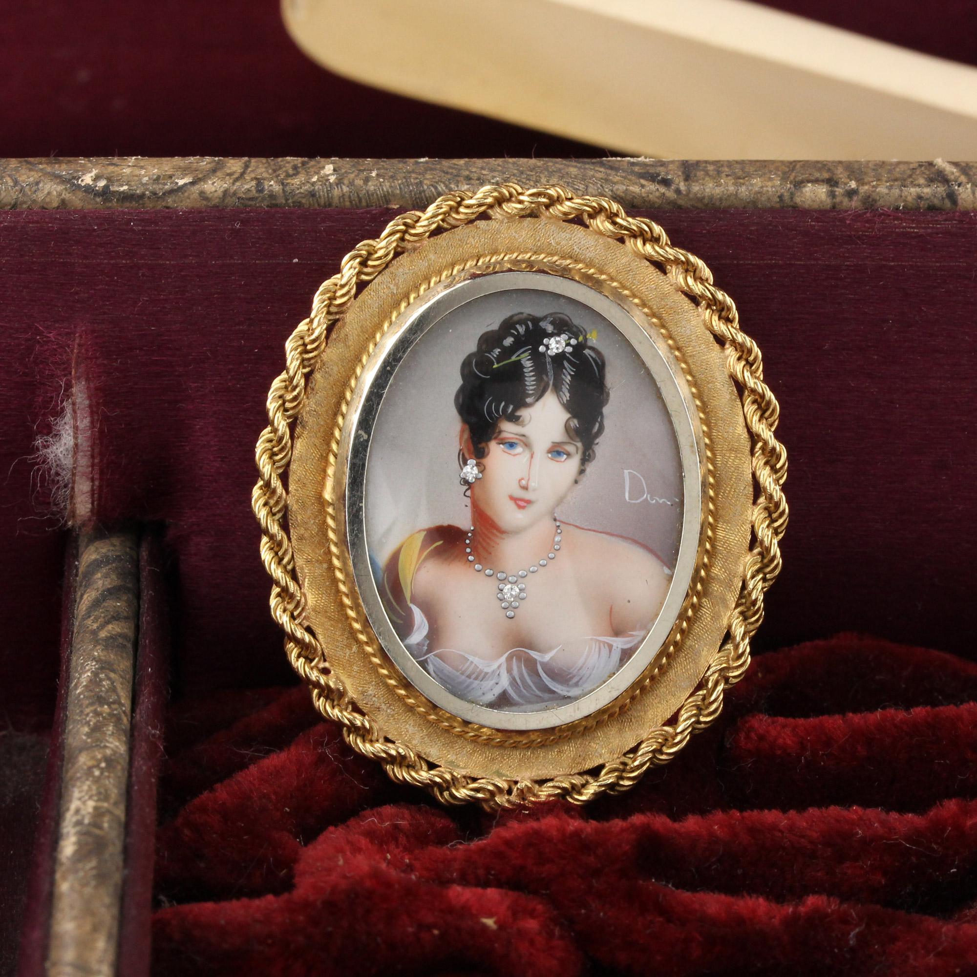 Bellissimo ciondolo/spilla con ritratto di donna dipinto a mano che indossa una collana di diamanti, un orecchino e un fermaglio per capelli. Unico e bellissimo.

Metallo: Oro giallo 18 carati

Peso: 14.3 grammi

Misure: 37 x 43 mm
