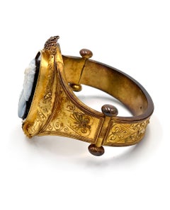 Antique 18K Yellow Gold Hard Stone Oval Cameo Hinged Bangle Bracelet