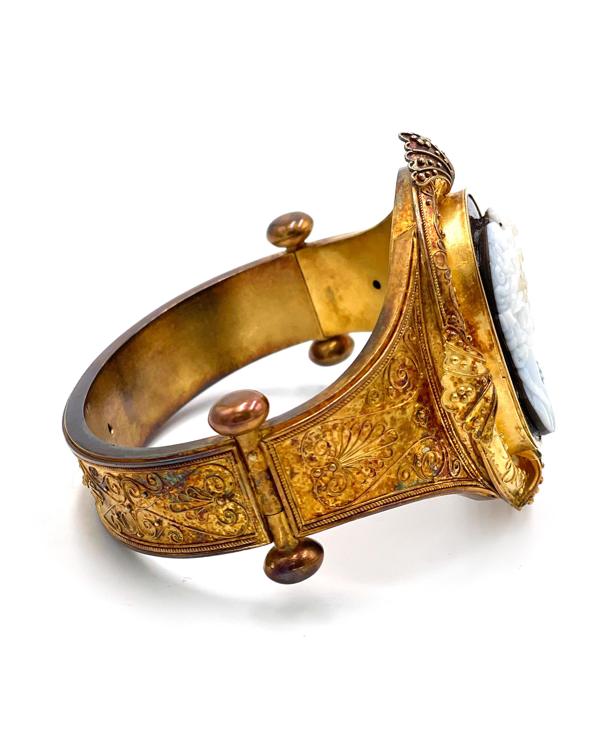 Antique 18K Yellow Gold Hard Stone Cameo Hinged Bangle Bracelet In Good Condition For Sale In Old Tappan, NJ