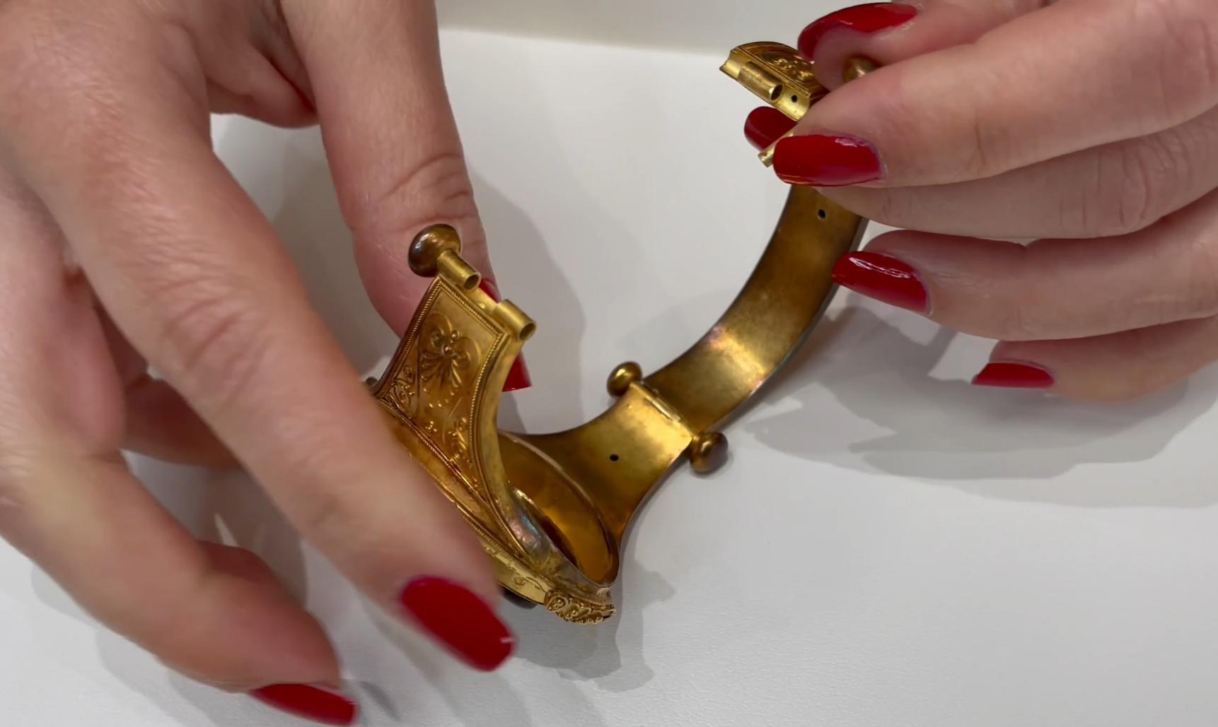 Brazalete antiguo de oro amarillo de 18 quilates con bisagra de camafeo de piedra dura en venta 2