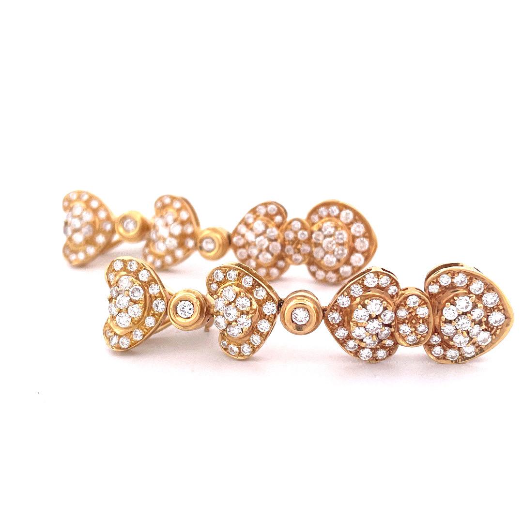 Taille ronde Boucles d'oreilles anciennes en or jaune 18k avec pendants en forme de coeur et diamants en vente