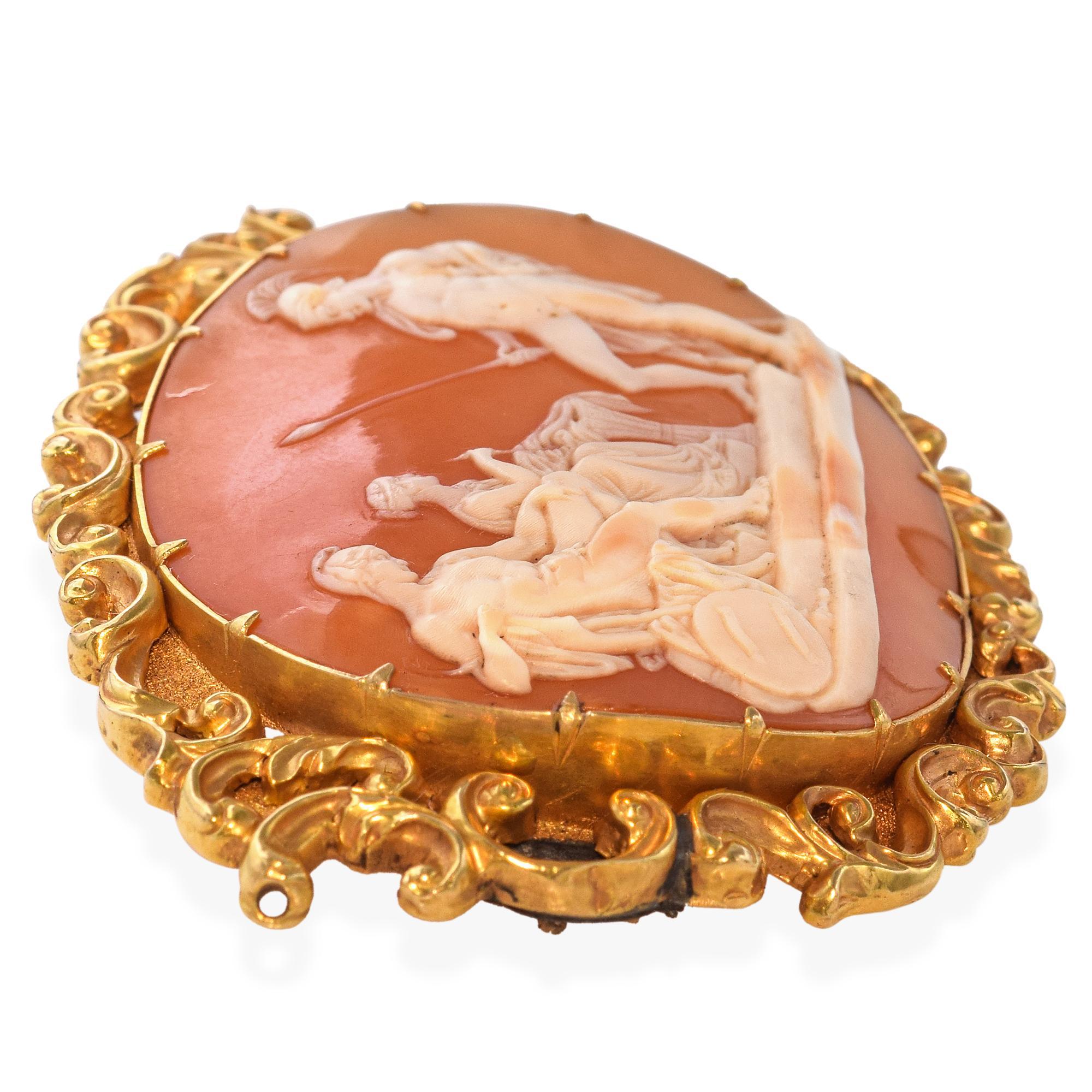 Cette remarquable broche ancienne en camée coquillage représente la scène poignante d'Hector allant voir Pâris, tirée des récits épiques de la guerre de Troie. Sculptée de manière experte dans un coquillage et sertie dans un cadre raffiné en or