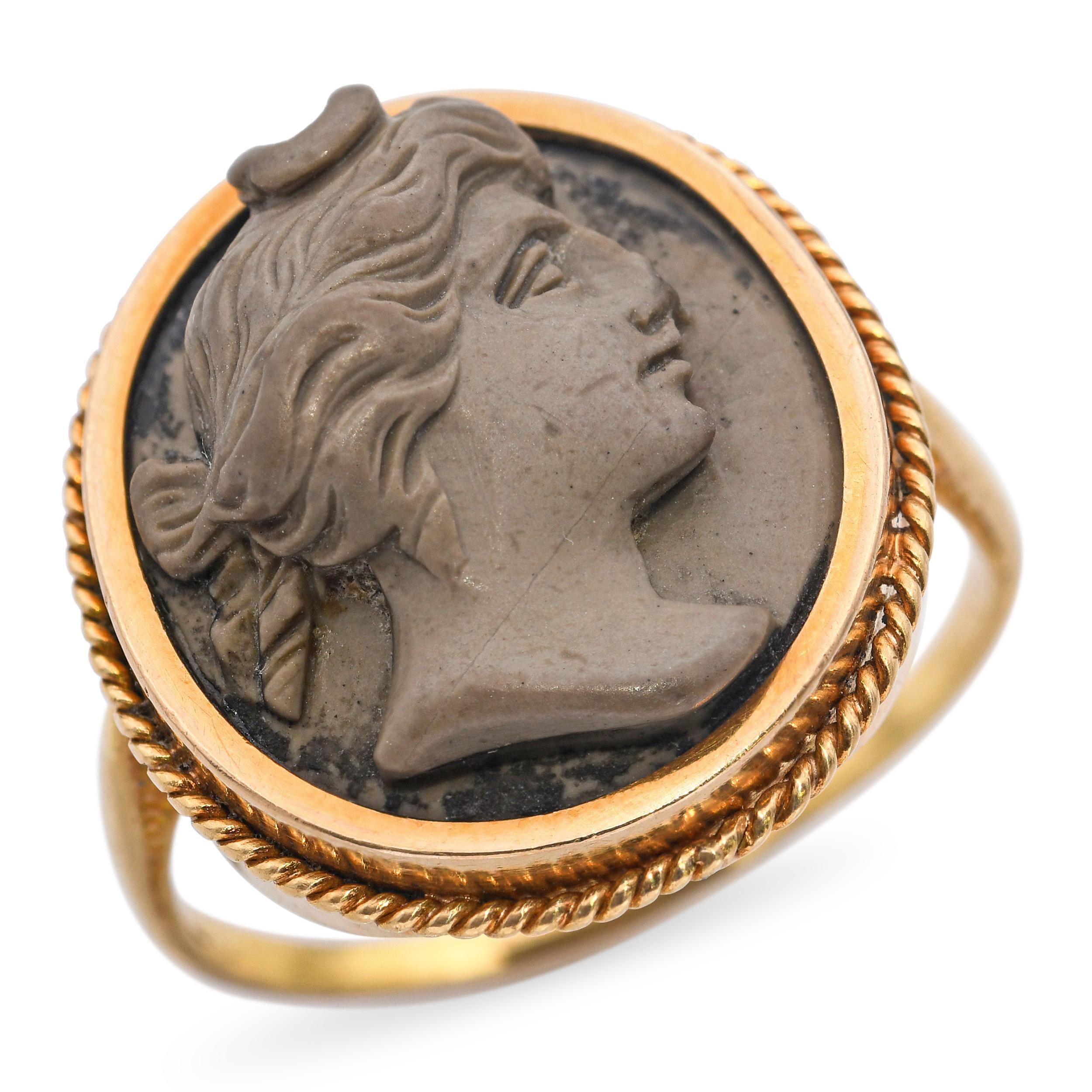 Anillo antiguo de camafeo de lava de oro amarillo de 18 quilates, con un camafeo de lava finamente tallado a mano que representa un perfil clásico. El camafeo está montado en un rico engaste de bisel de oro amarillo de 18 quilates con delicados