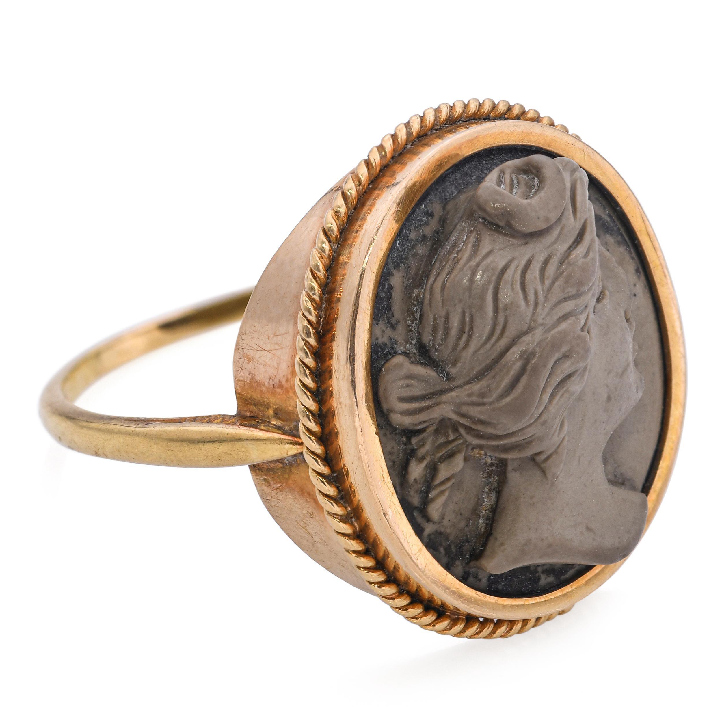Anillo antiguo de oro amarillo de 18k con camafeo de lava en venta 1