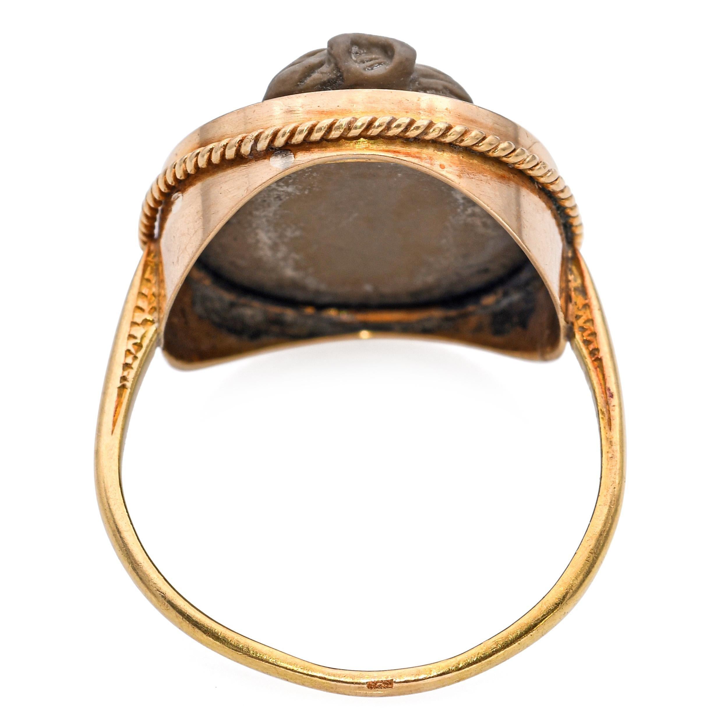 Anillo antiguo de oro amarillo de 18k con camafeo de lava en venta 2
