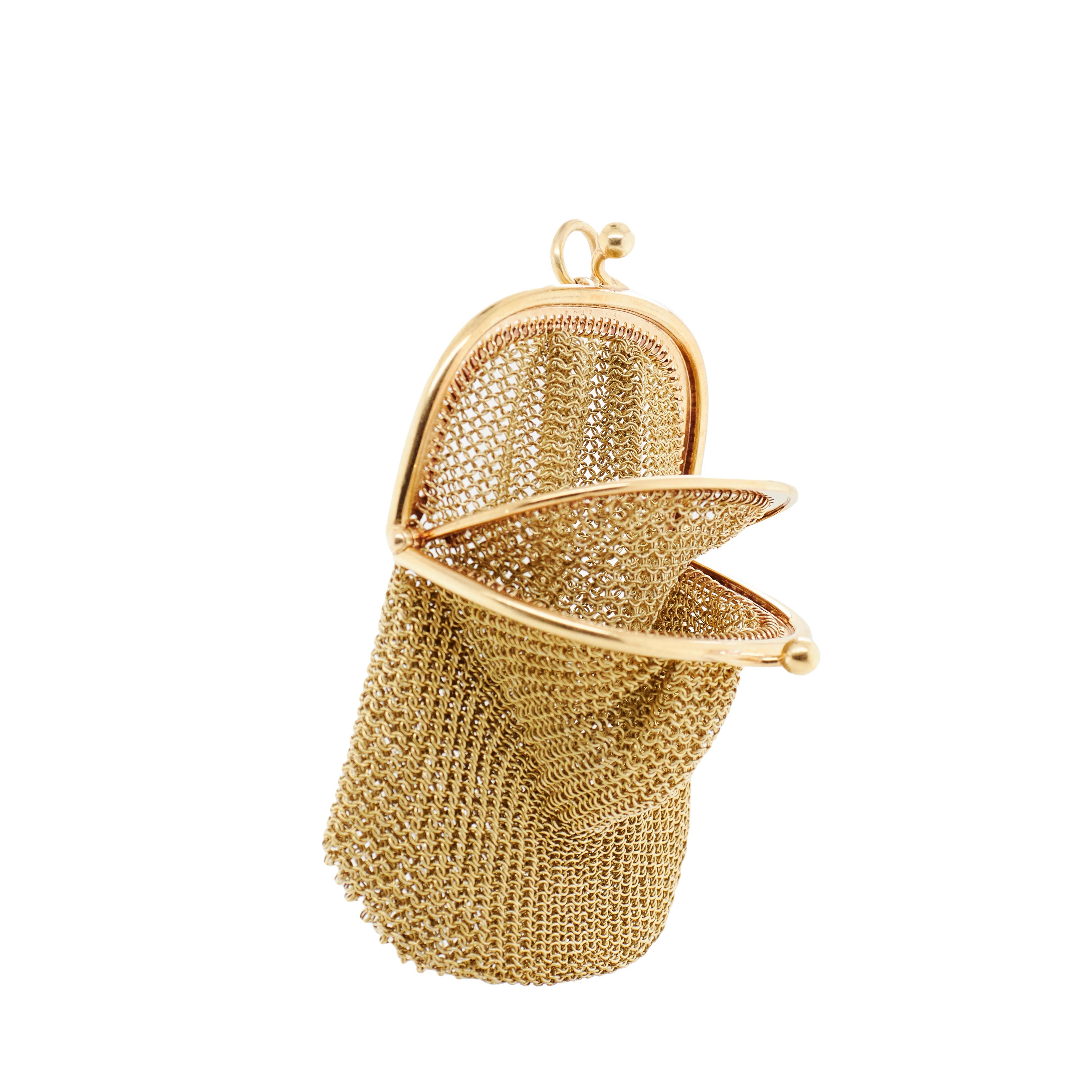 We are proud to introduce a rare and beautifully preserved piece of art: this charming vintage coin purse, masterfully crafted in rich 18 carat yellow gold, offering a unique blend of elegance and the nostalgia of a bygone era.

The purse features