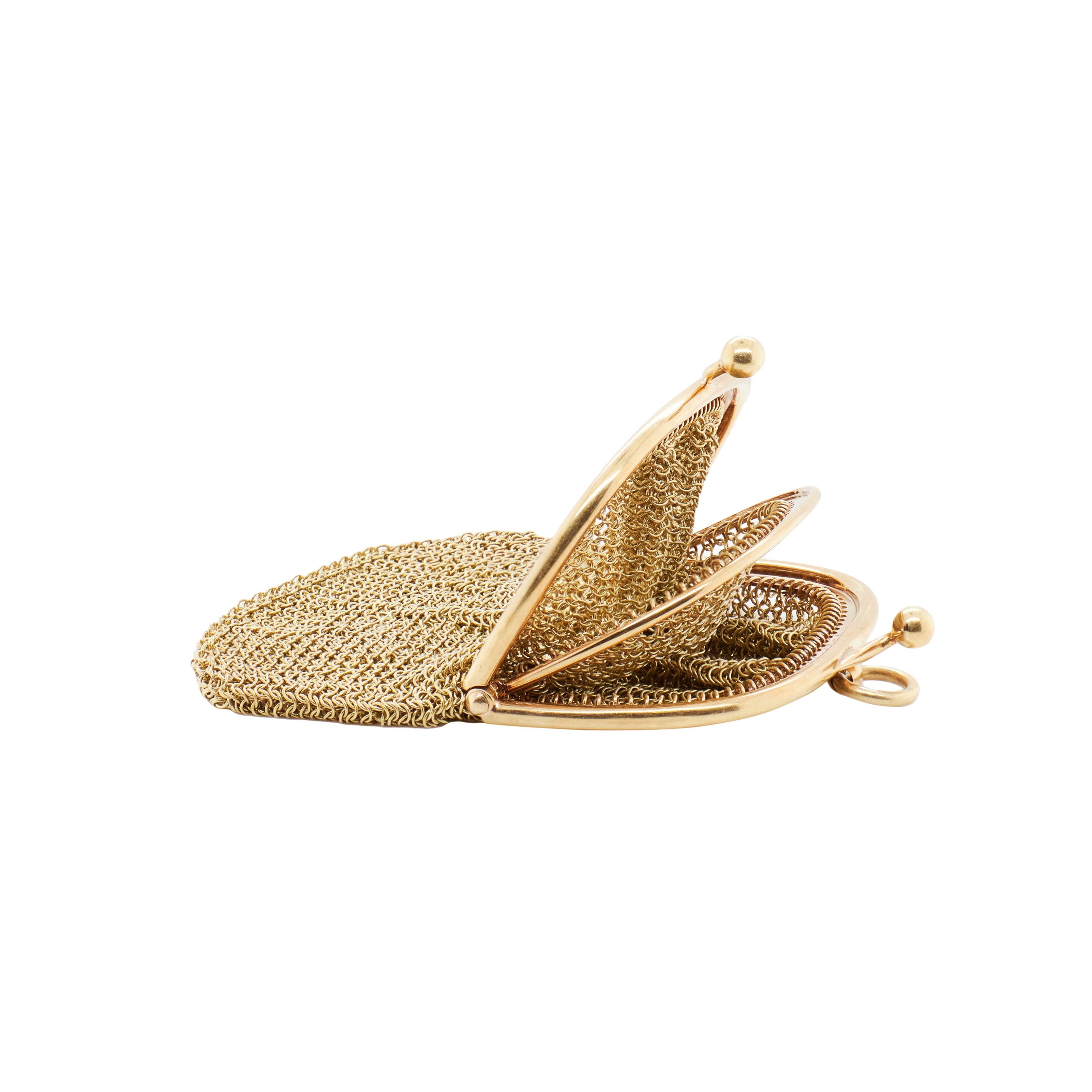 Antique 18K Yellow Gold Mesh Two Compartment Coin Purse, circa 1920's In Good Condition For Sale In London, GB