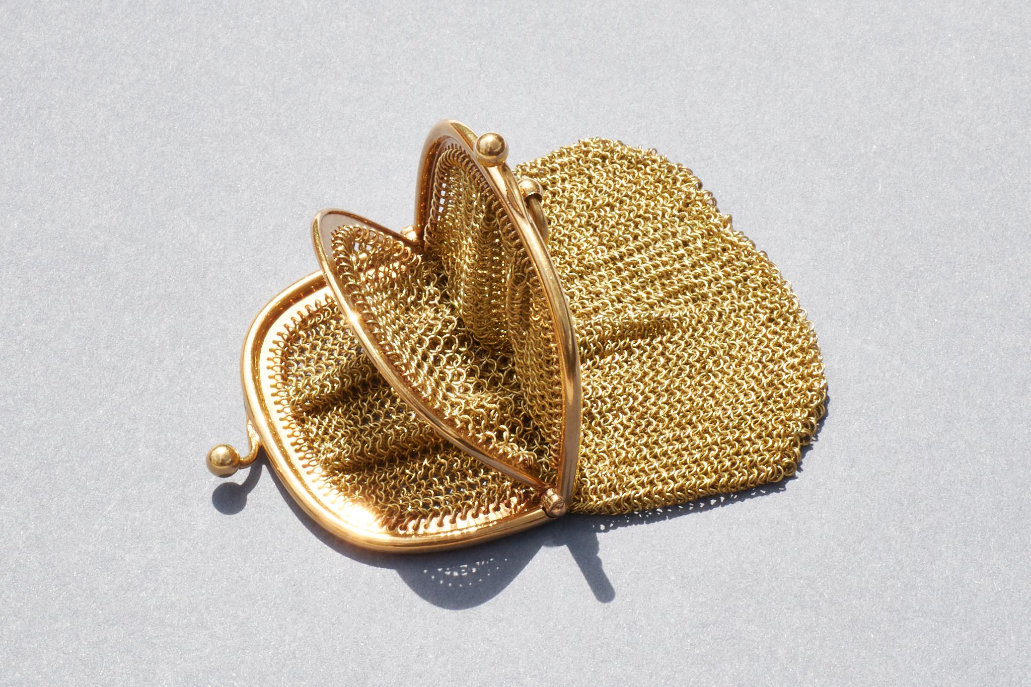 Women's or Men's Antique 18K Yellow Gold Mesh Two Compartment Coin Purse, circa 1920's For Sale