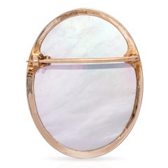 Spilla antica in oro giallo 18k con cammeo in pietra dura e madreperla