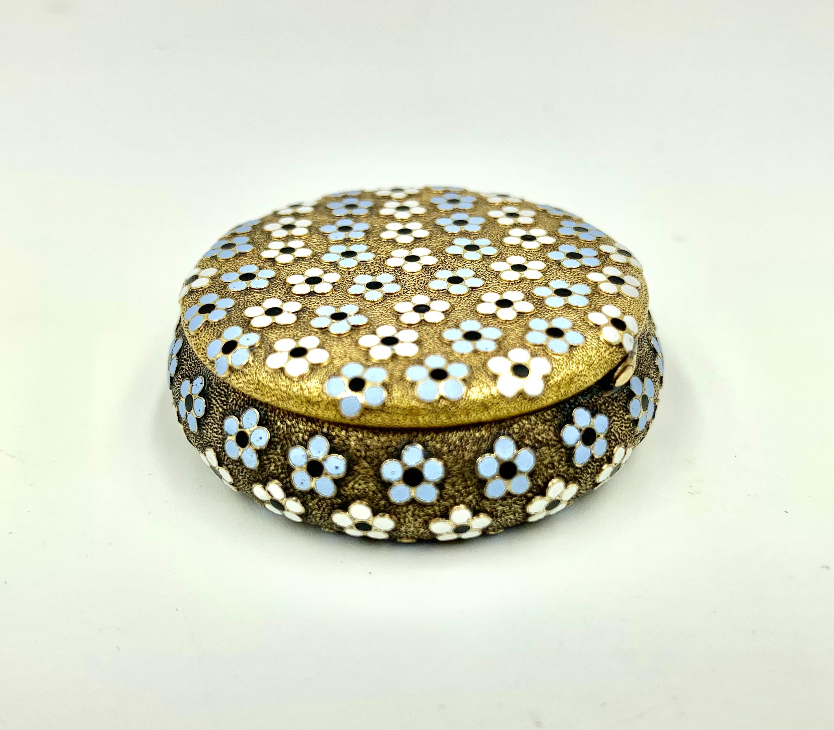 Antike 18 Karat Gelbgold Polychrome Emaille Forget Me Not Flowers Pill Box im Zustand „Gut“ im Angebot in New York, NY