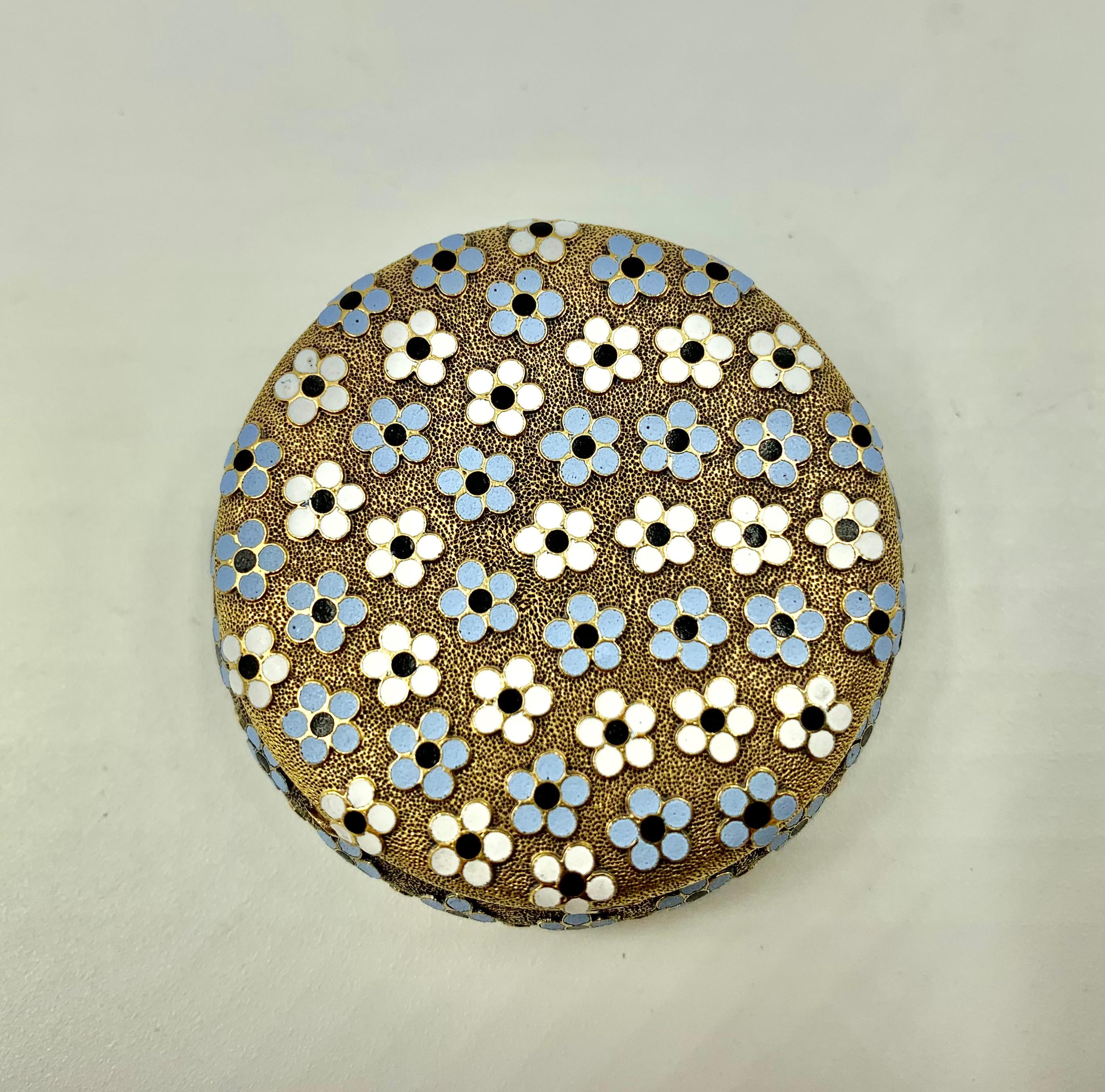 Antique 18K Yellow Gold Polychrome Enamel Forget Me Not Flowers Pill Box In Good Condition For Sale In New York, NY