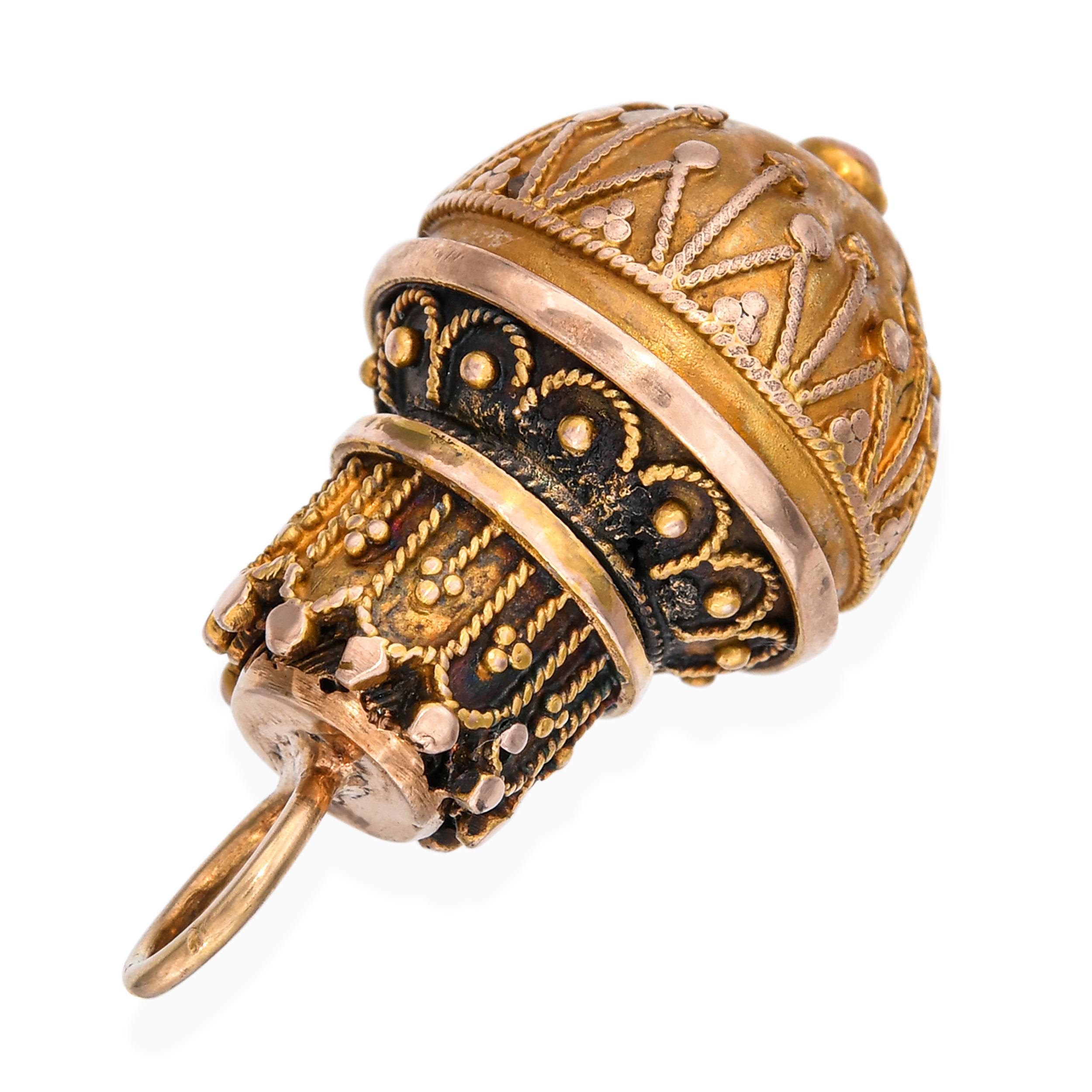 Questo charm antico è squisitamente realizzato in oro giallo 18 carati, con intricati dettagli traforati che riflettono l'alta oreficeria di un'epoca passata. La filigrana ornata e il design scultoreo conferiscono al charm sferico un aspetto regale,