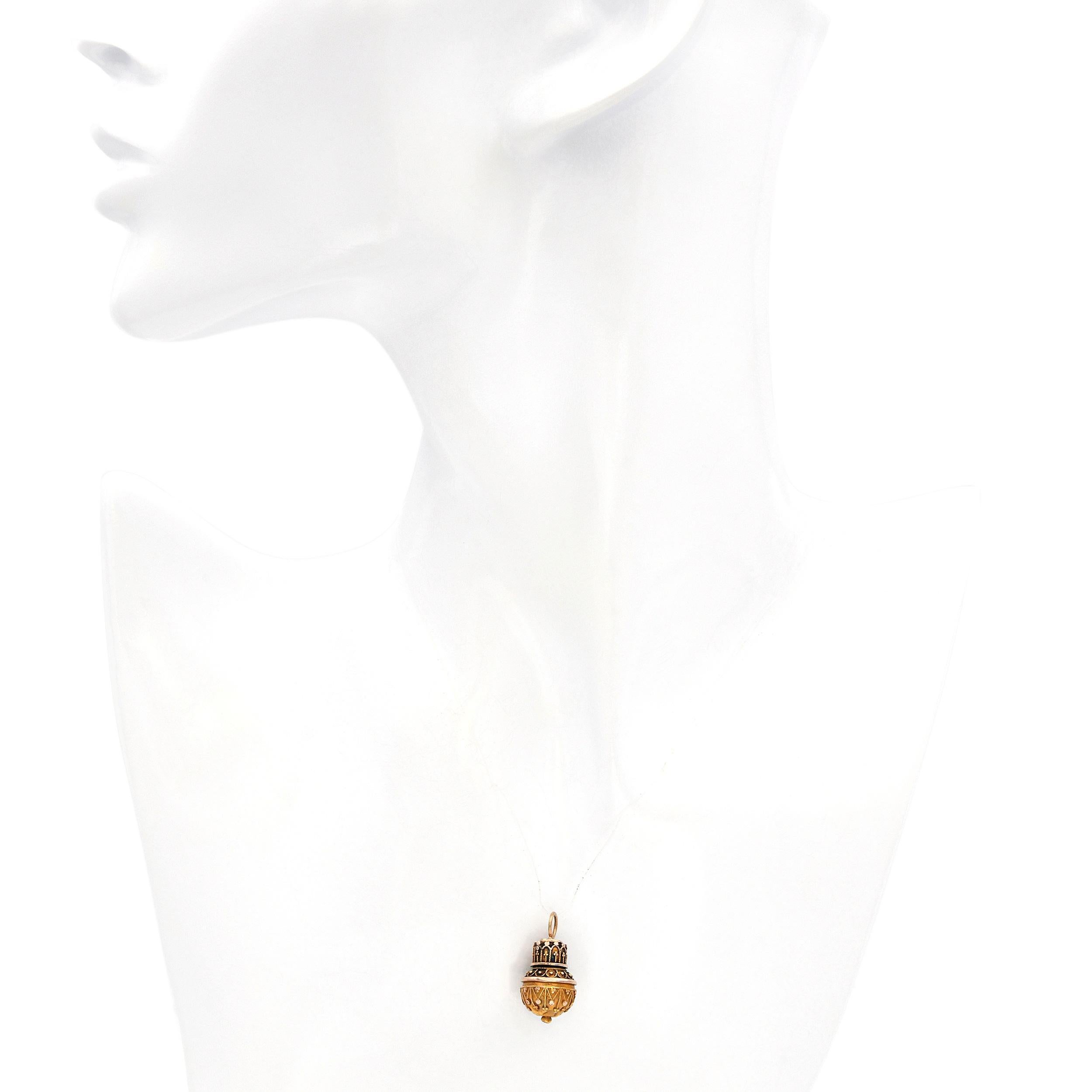 Charme antico a forma di palla ornata in oro giallo 18 ct. In condizioni buone in vendita a New York, NY