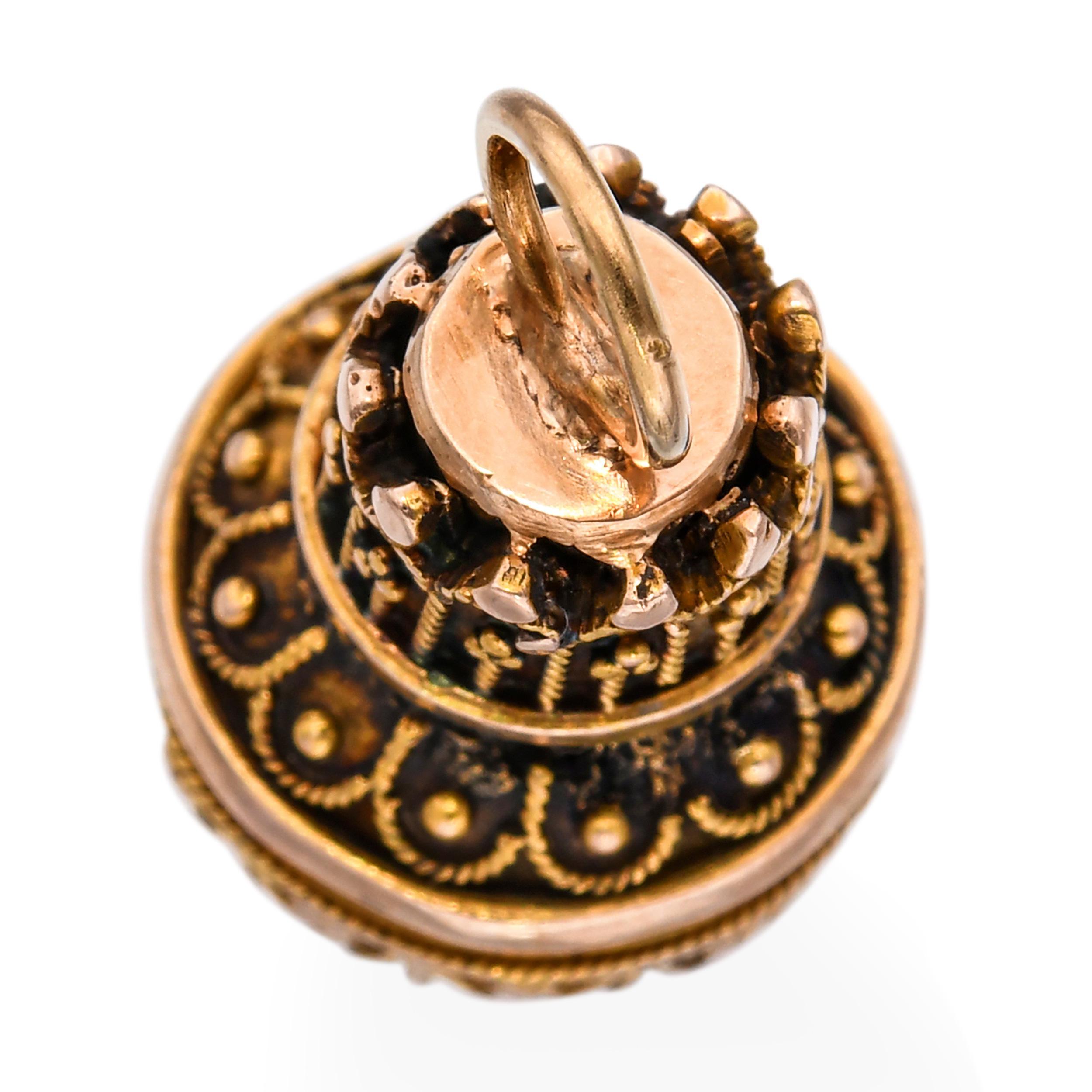 Donna Charme antico a forma di palla ornata in oro giallo 18 ct. in vendita
