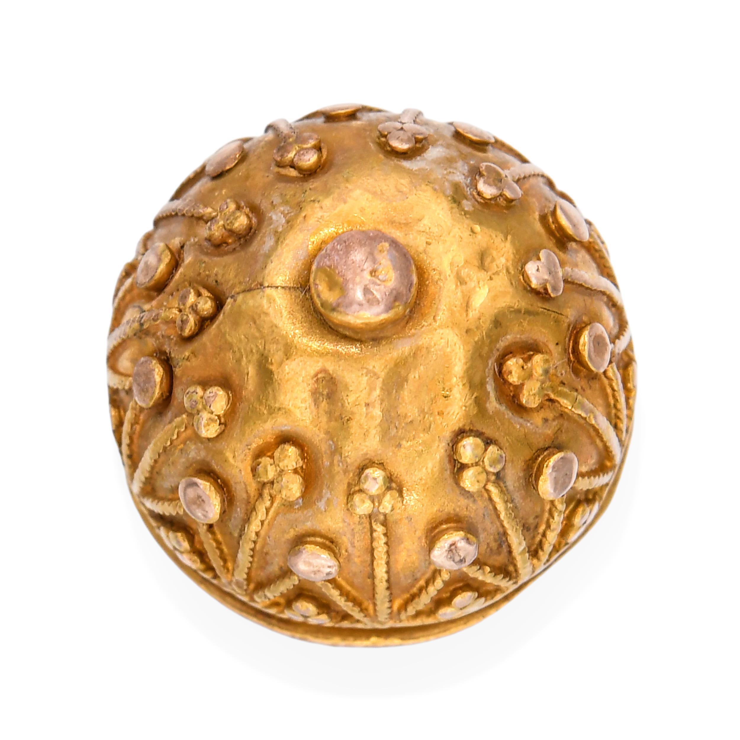 Charme antico a forma di palla ornata in oro giallo 18 ct. in vendita 1
