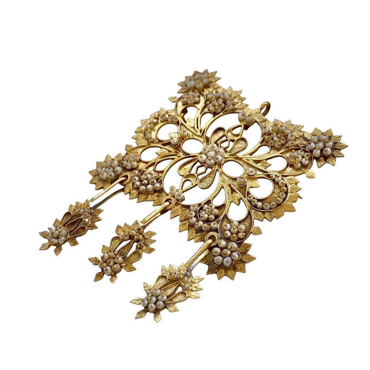 Specifications:

    Antique
    Metal: 18K Gold
    Weight: 19.83 Gr
    Main Stone: Pearls
    Hallmark: ‘18’
    Sise: 2.3 x 3 inch
