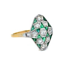 Bague de fiançailles ancienne en or jaune 18 carats et platine, sertie de diamants et d'émeraudes.