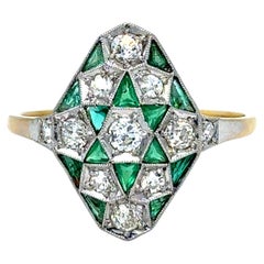Bague de fiançailles ancienne en or jaune 18 carats et platine, sertie de diamants et d'émeraudes.