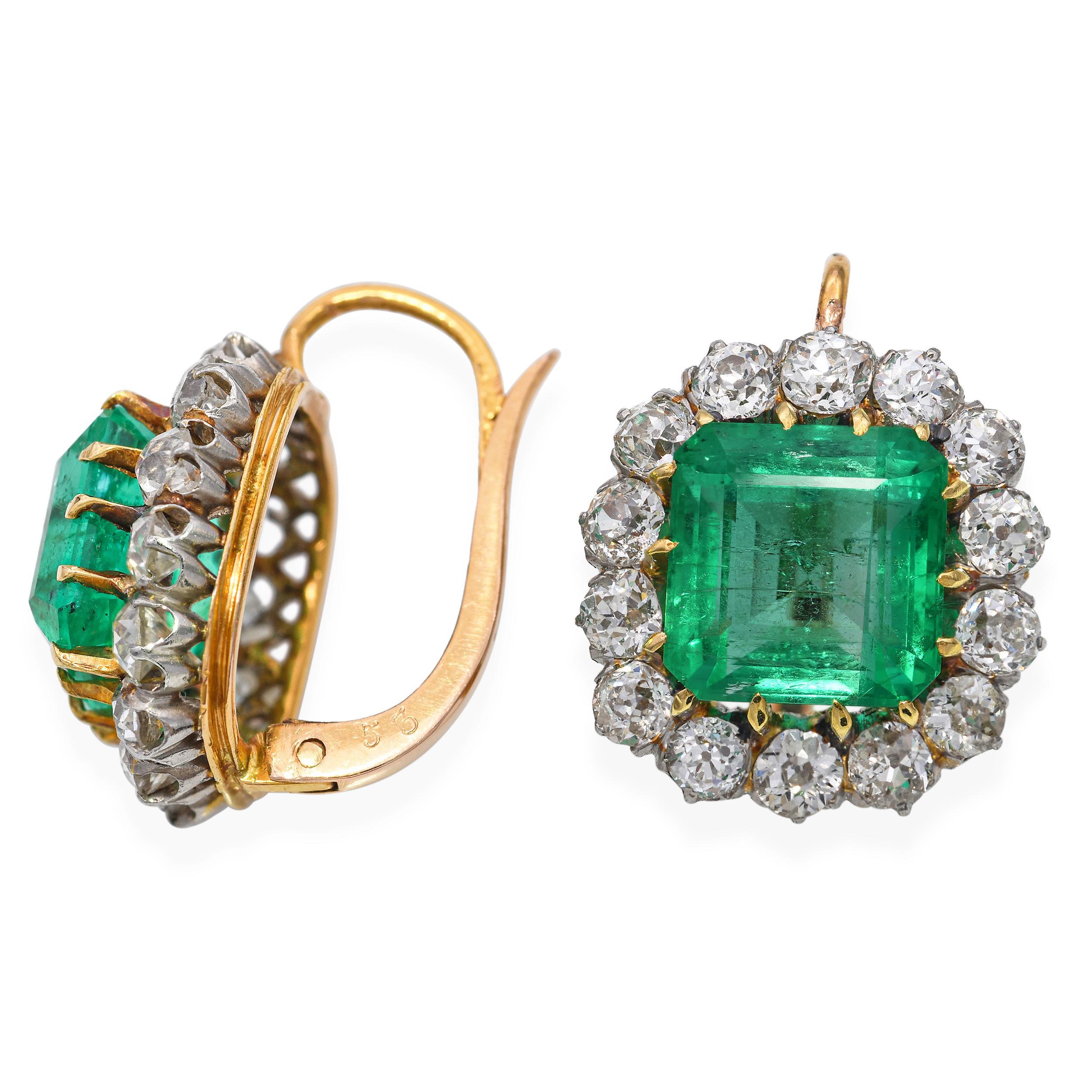 Boucles d'oreilles anciennes en or jaune 18k et platine, composées d'émeraudes colombiennes GIA et de diamants, réalisées avec un art et un raffinement exquis. Chaque boucle d'oreille est ornée d'une émeraude de Colombie aux couleurs vives et