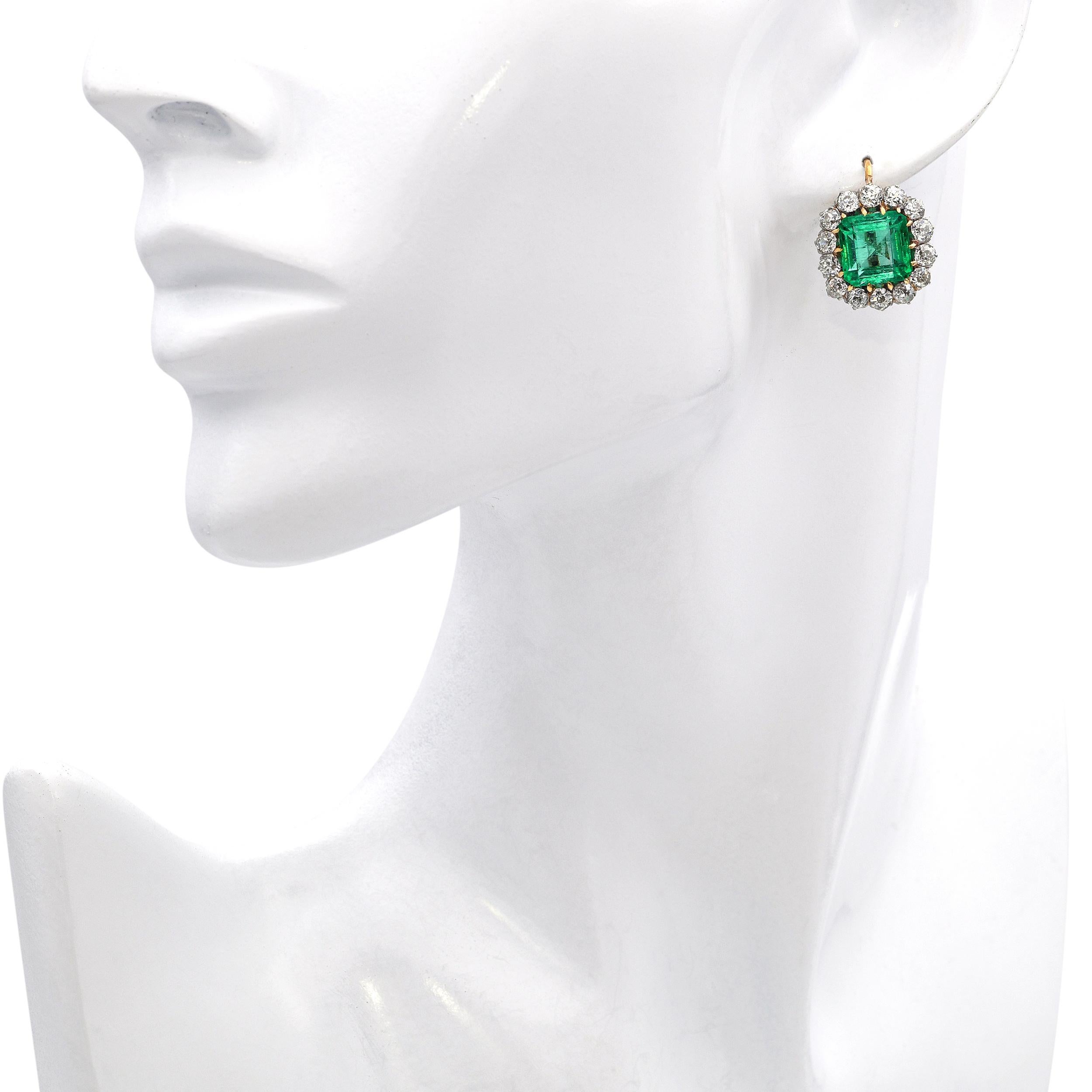 Taille émeraude Boucles d'oreilles anciennes en or jaune 18k et platine avec émeraude colombienne et diamant GIA en vente