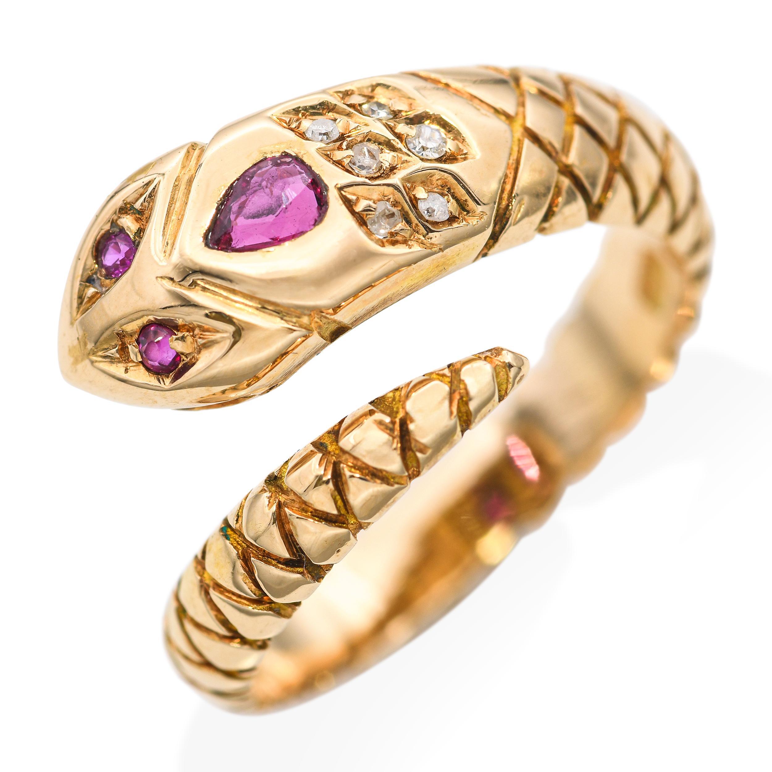 Cette bague ancienne est réalisée en or jaune 18 carats et présente un motif de serpent magnifiquement détaillé, symbolisant l'éternité et la protection. La tête du serpent est sertie de rubis étincelants qui ajoutent une touche saisissante de