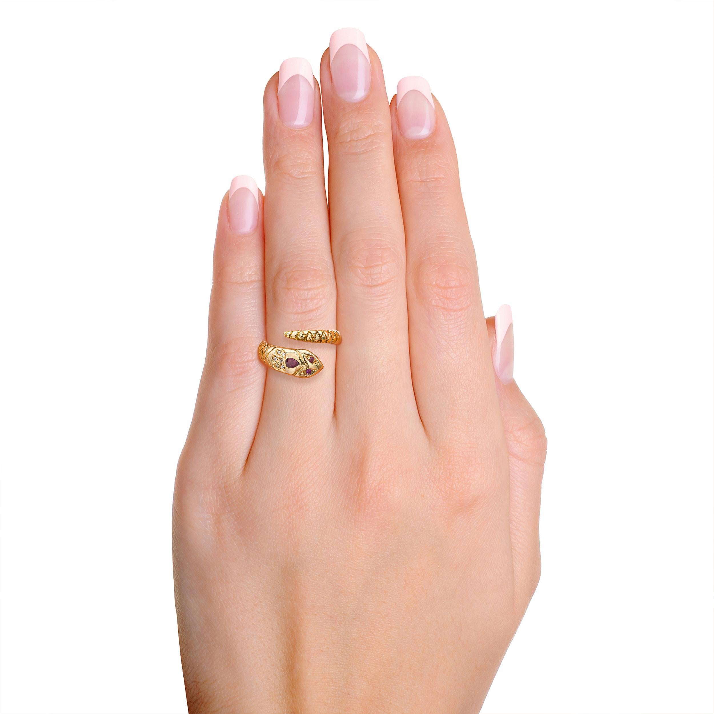 Taille mixte Bague serpent ancienne en or jaune 18k avec rubis et diamants en vente