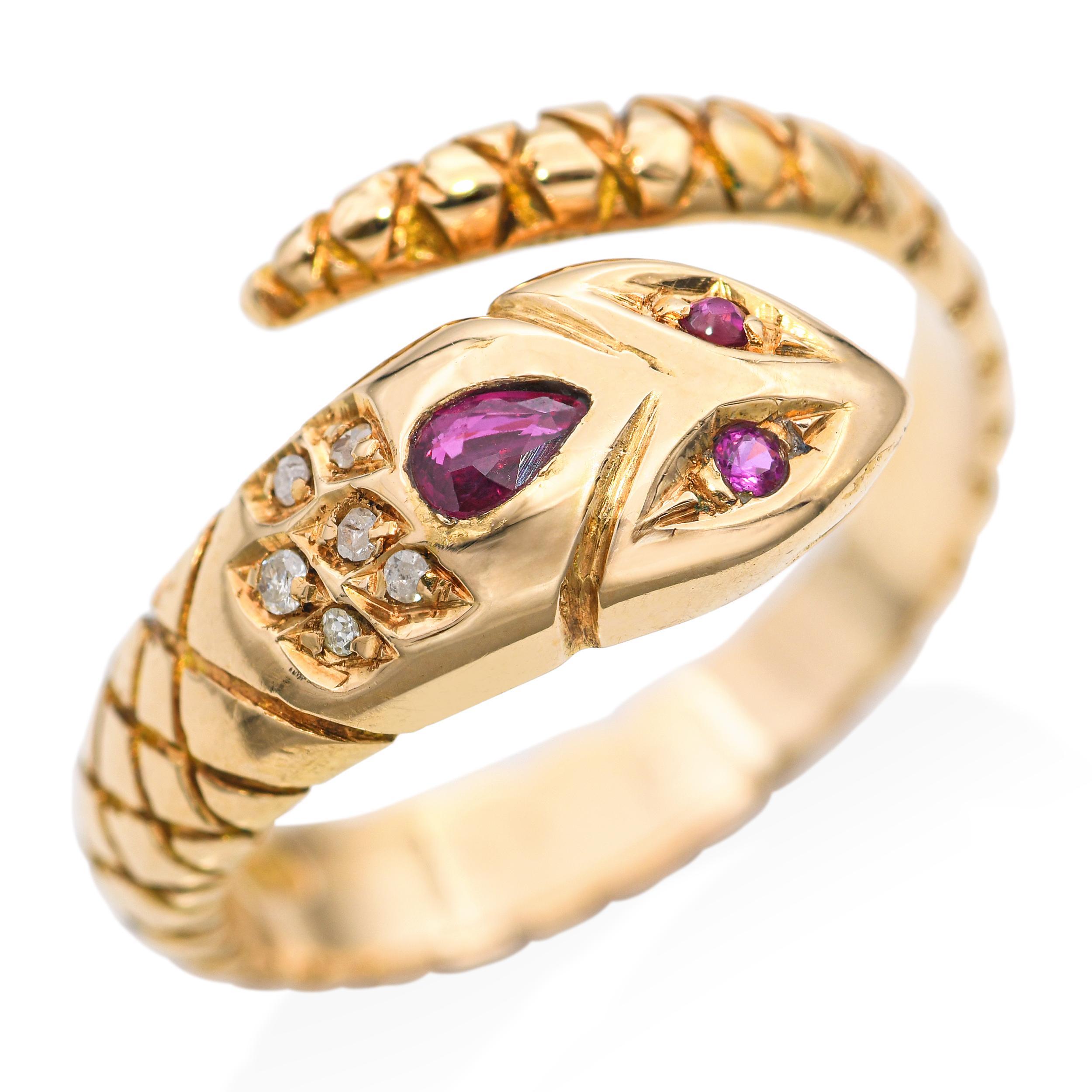 Bague serpent ancienne en or jaune 18k avec rubis et diamants Bon état - En vente à New York, NY