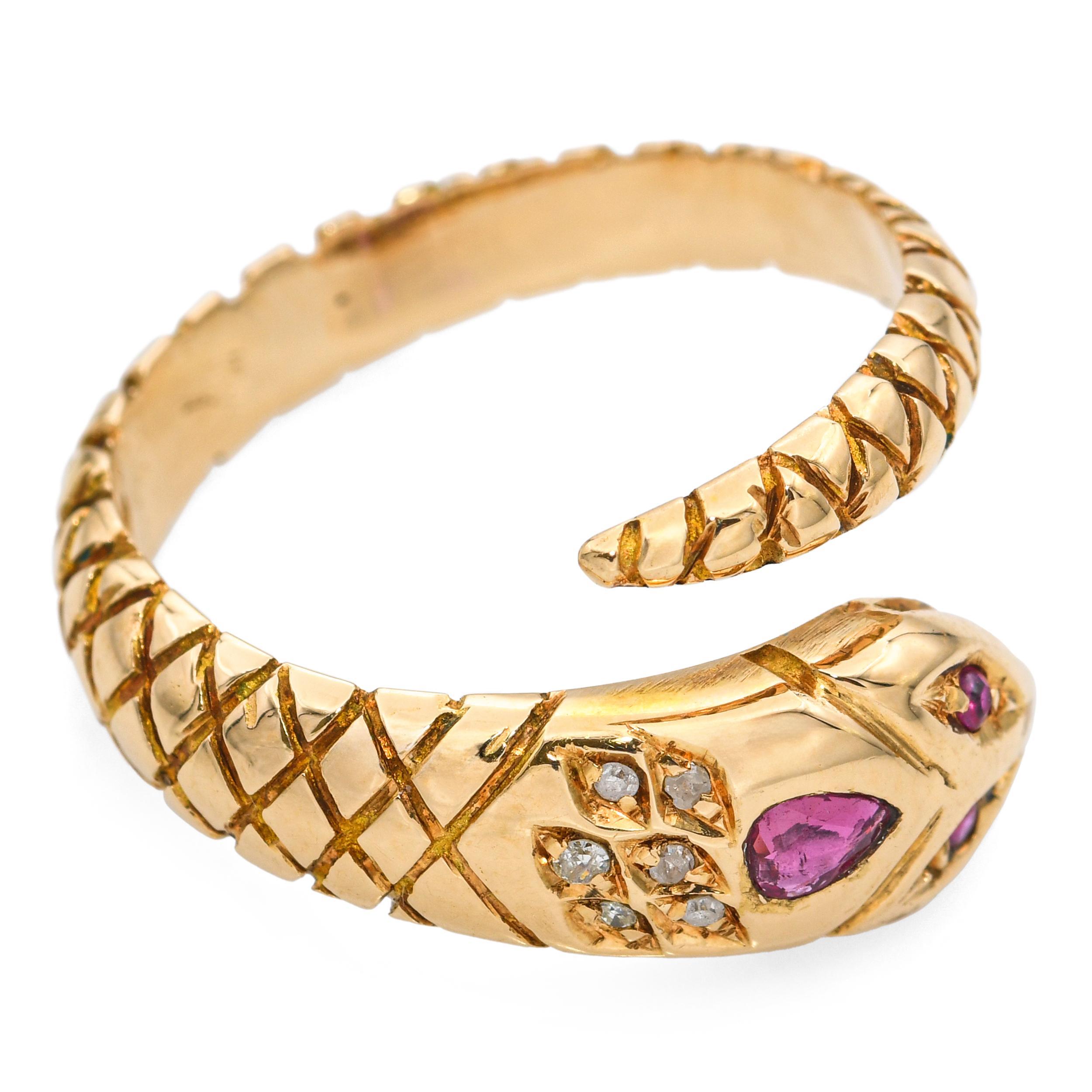 Bague serpent ancienne en or jaune 18k avec rubis et diamants en vente 2