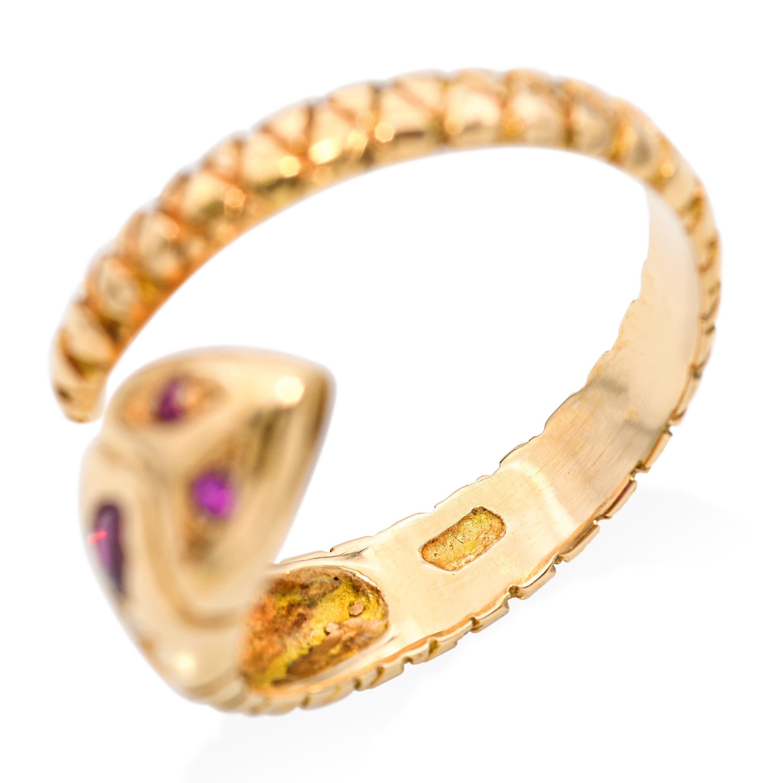 Bague serpent ancienne en or jaune 18k avec rubis et diamants en vente 3
