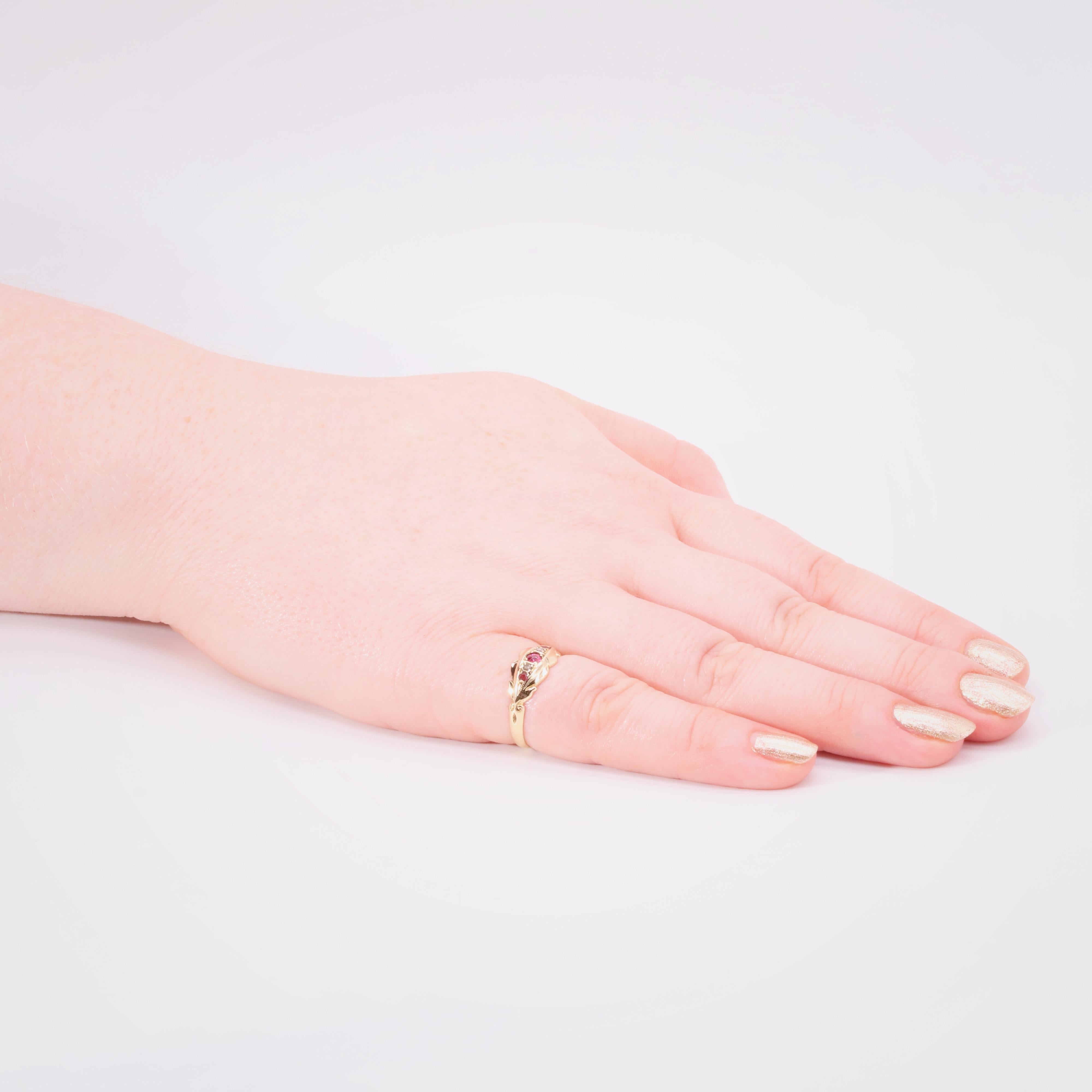 Anillo antiguo de oro amarillo, rubíes y diamantes, compuesto por tres rubíes talla redonda y dos diamantes talla rosa, engastados en oro amarillo de 18 quilates, en una banda de oro amarillo de 18 quilates.

Un resplandeciente rubí de talla redonda