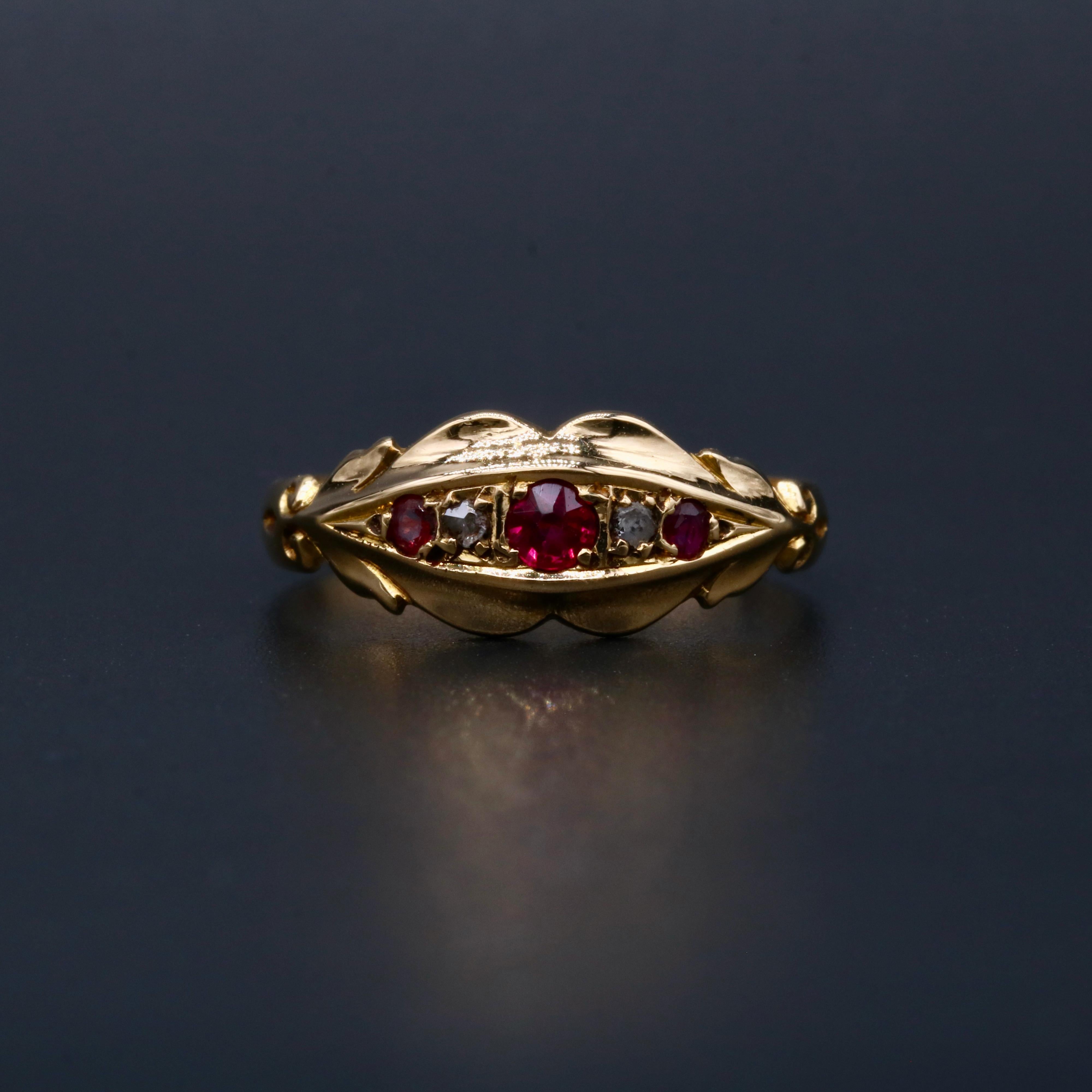 Anillo antiguo de oro amarillo de 18 quilates con 5 piedras de rubí y diamantes talla rosa Eduardiano