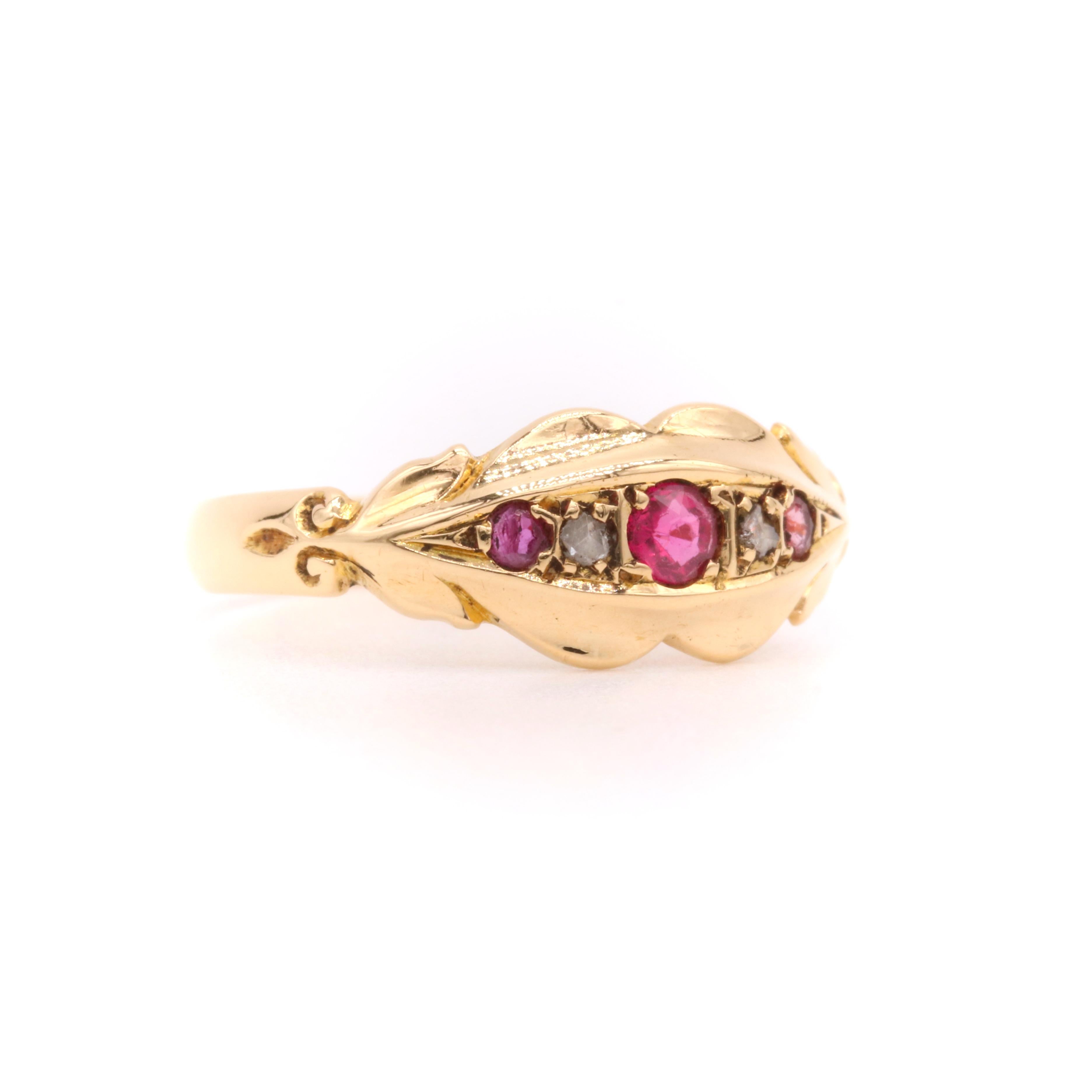 Anillo antiguo de oro amarillo de 18 quilates con 5 piedras de rubí y diamantes talla rosa Corte redondo