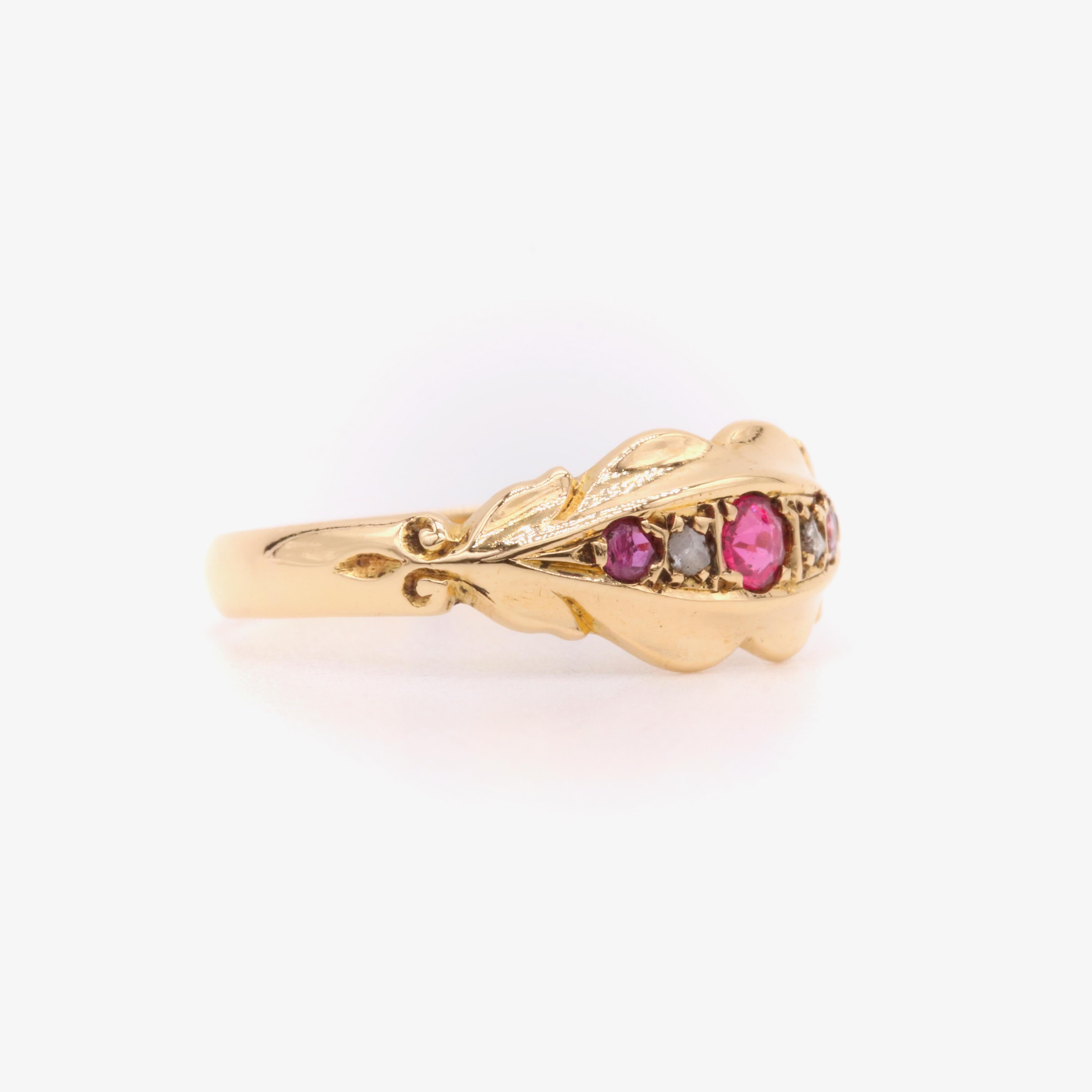 Anillo antiguo de oro amarillo de 18 quilates con 5 piedras de rubí y diamantes talla rosa en Bueno Estado en Staines-Upon-Thames, GB