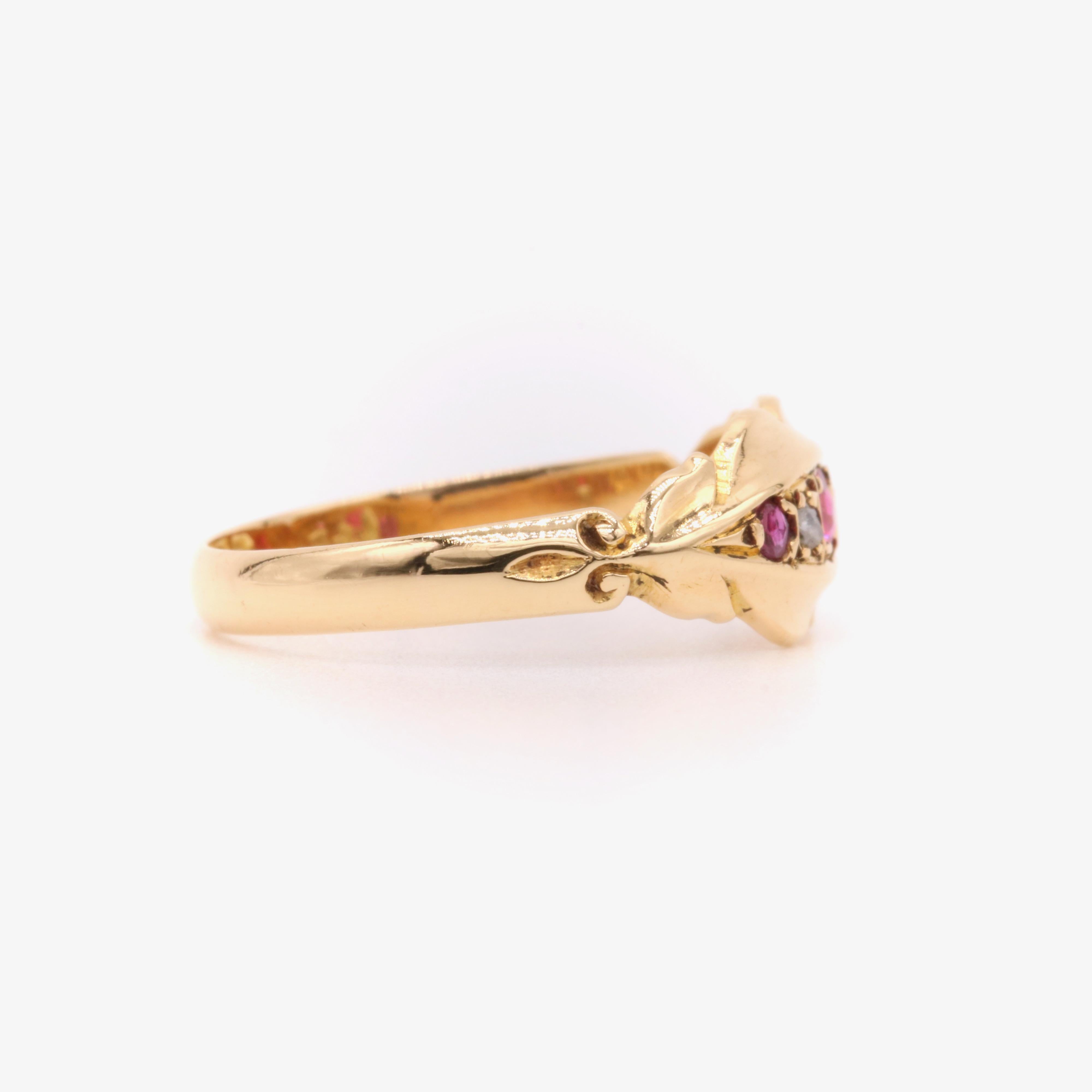 Femenino o masculino Anillo antiguo de oro amarillo de 18 quilates con 5 piedras de rubí y diamantes talla rosa
