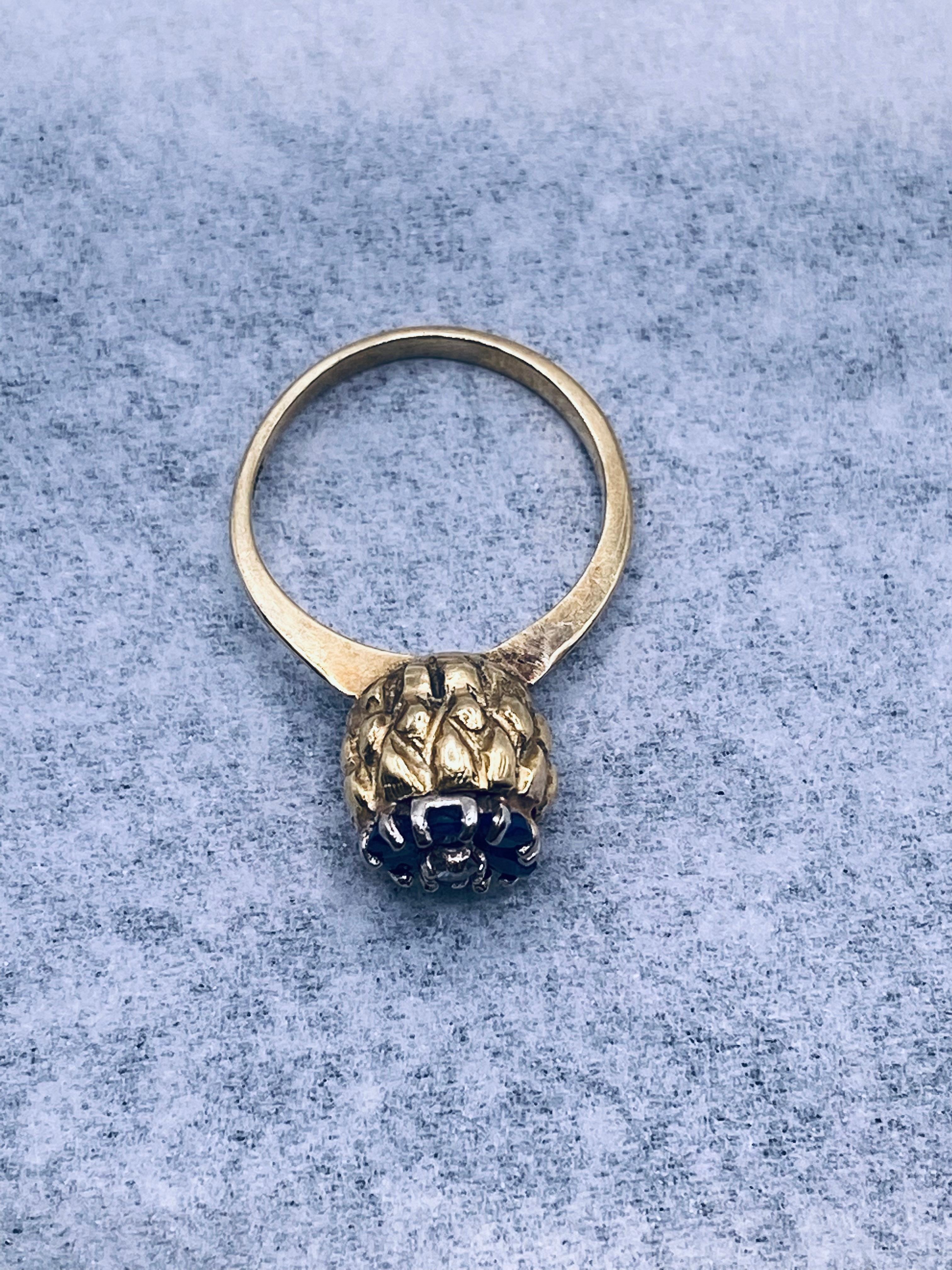 Round Cut Antique Sapphire & Diamond Yellow Gold Ring For Sale