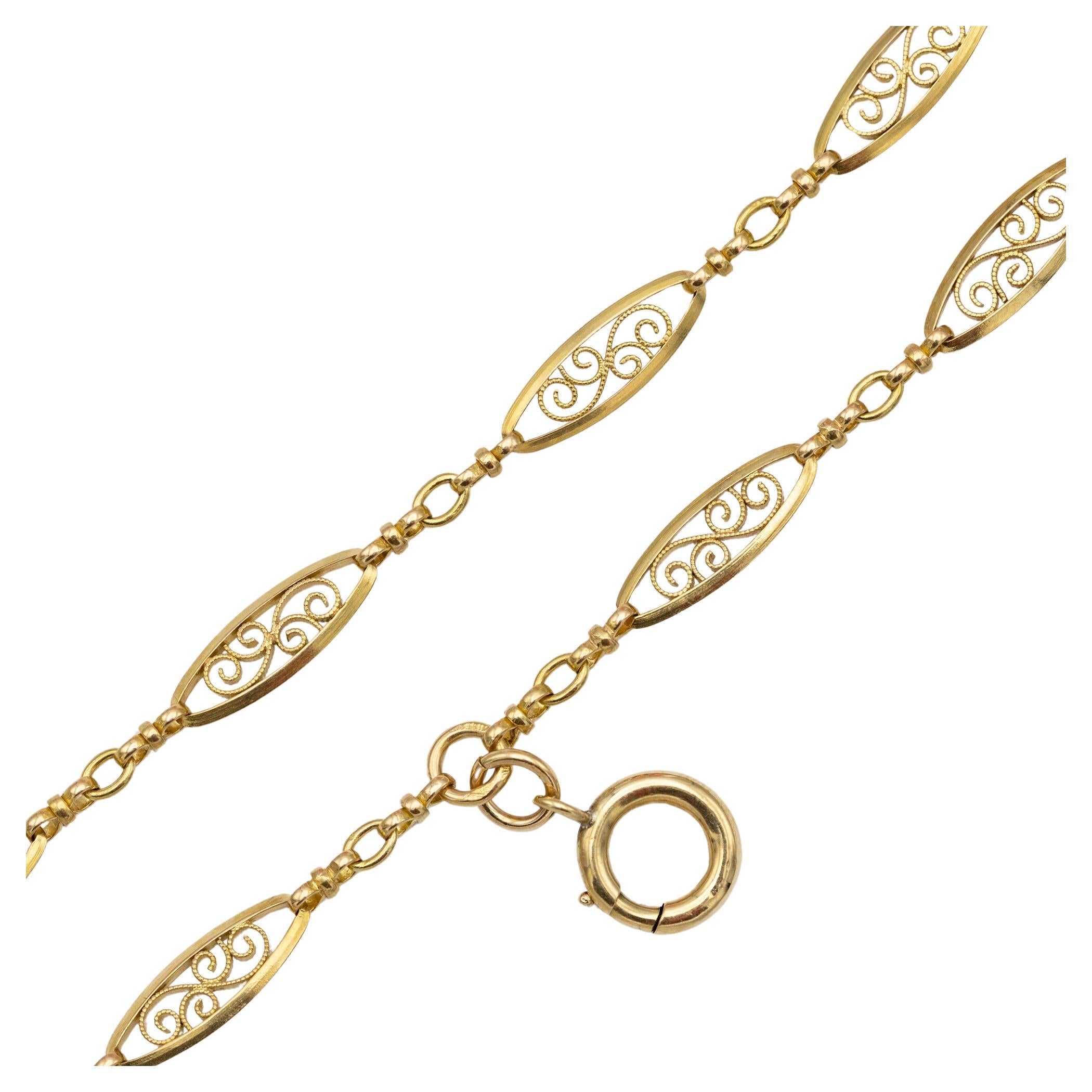 For sale is this lovely 18 K yellow gold Sautoire necklace that can be worn as a single or double stand thanks to an extra hoop in the middle of the necklace. This elegant necklace consists out alternating simpler and fancy looking links with lovely