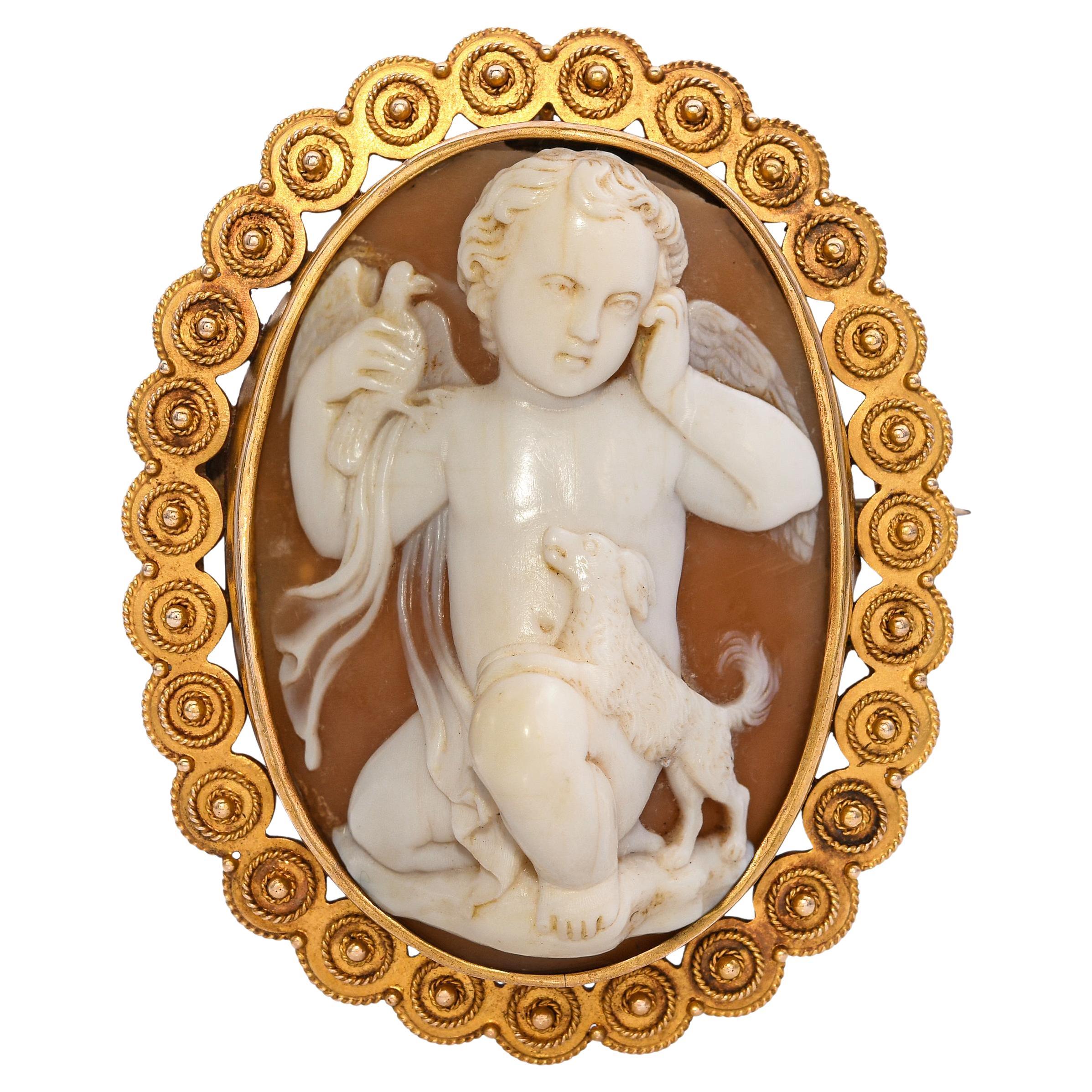Broche ancienne en or jaune 18k avec camée en coquillage Garçon avec chien et oiseau