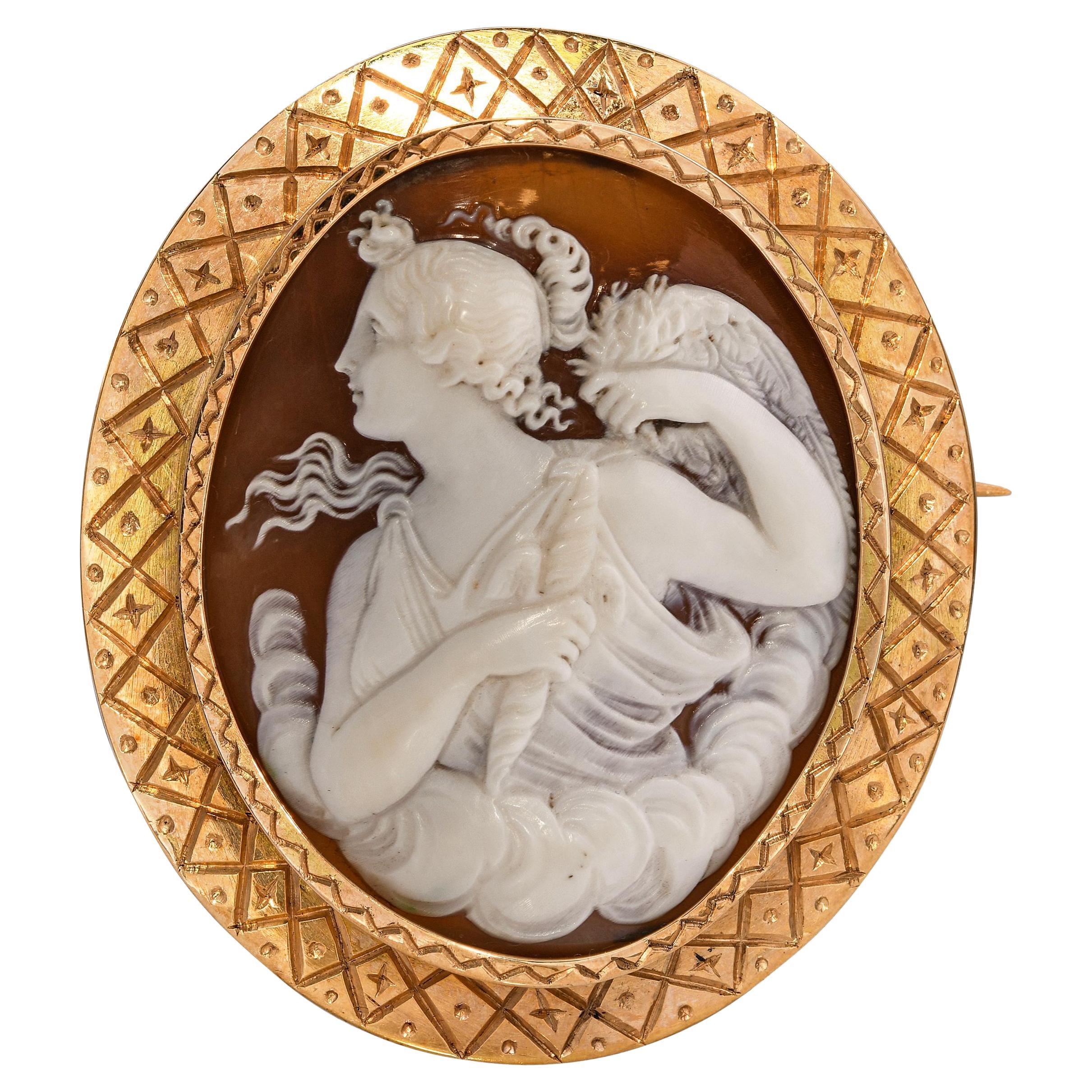 Spilla antica in oro giallo 18 carati con cammeo a conchiglia Musa del dramma