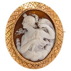Broche ancienne en or jaune 18k avec camée en forme de coquillage Muse du drame