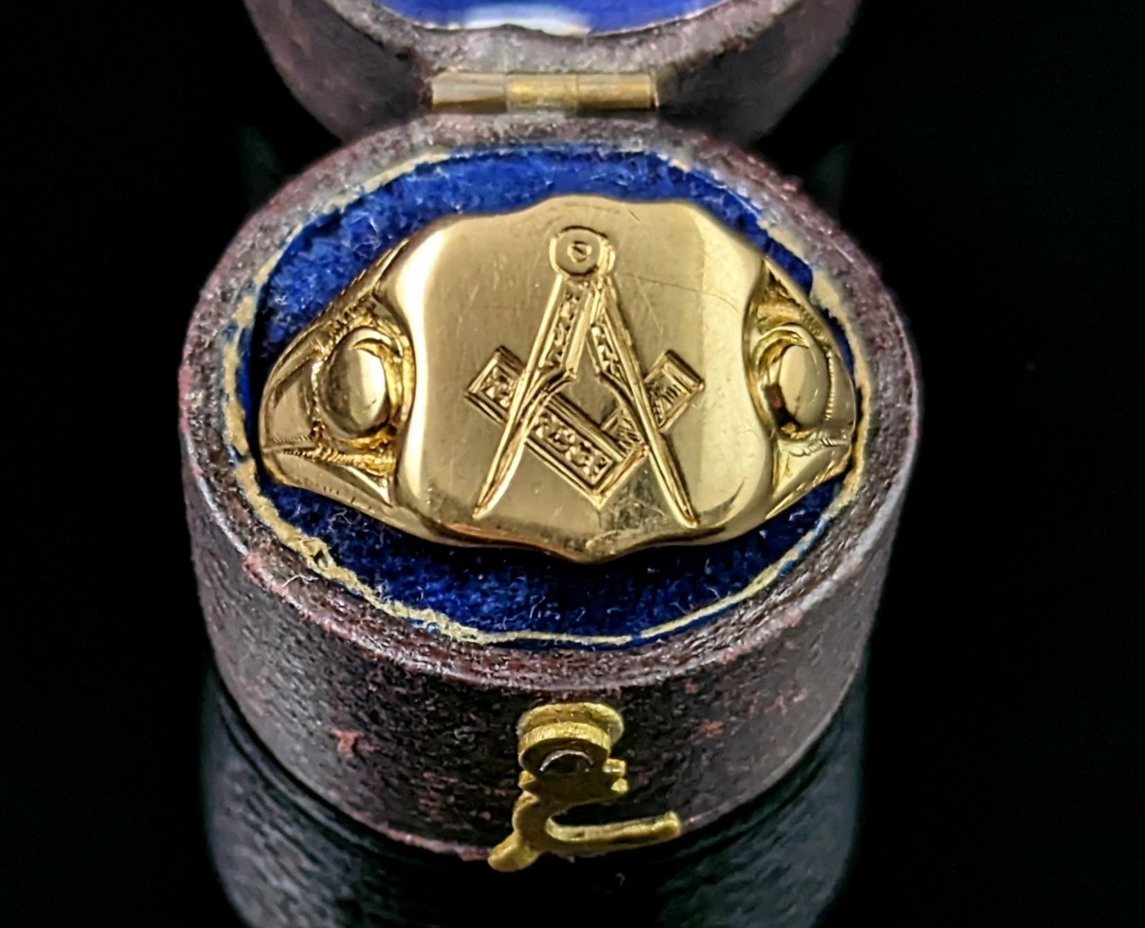 This antique Art Deco era signet ring is quite the charmer.

A gorgeous rich buttery 18ct gold, lovely chunky raised shoulders and a very well engraved face all combine to make this a very handsome signet ring.

It is engraved with the Masonic