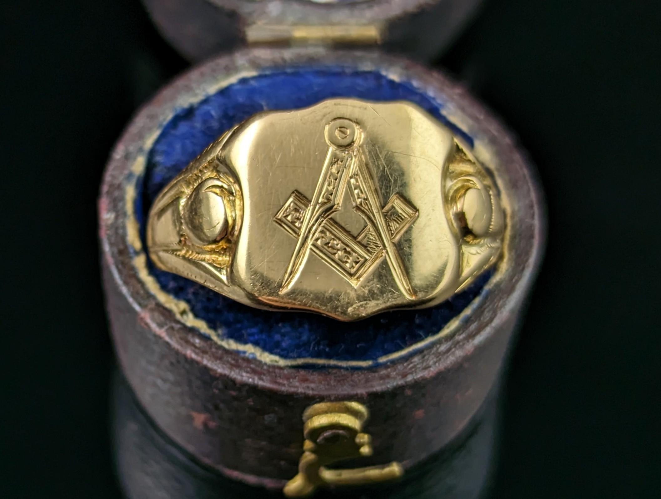 Art Deco Antique 18k yellow gold signet ring, Masonic  For Sale