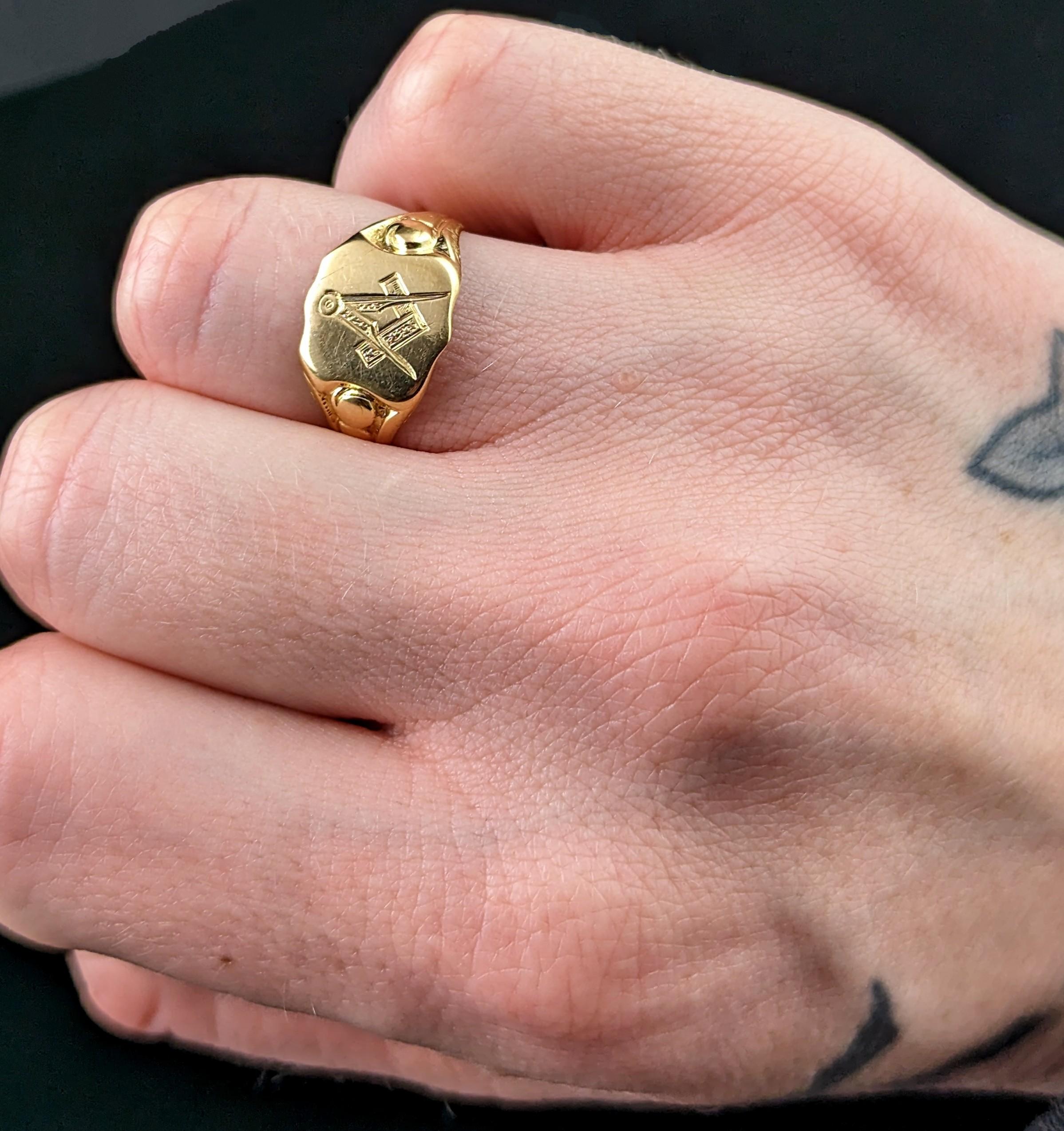 Antique 18k yellow gold signet ring, Masonic  In Good Condition For Sale In NEWARK, GB
