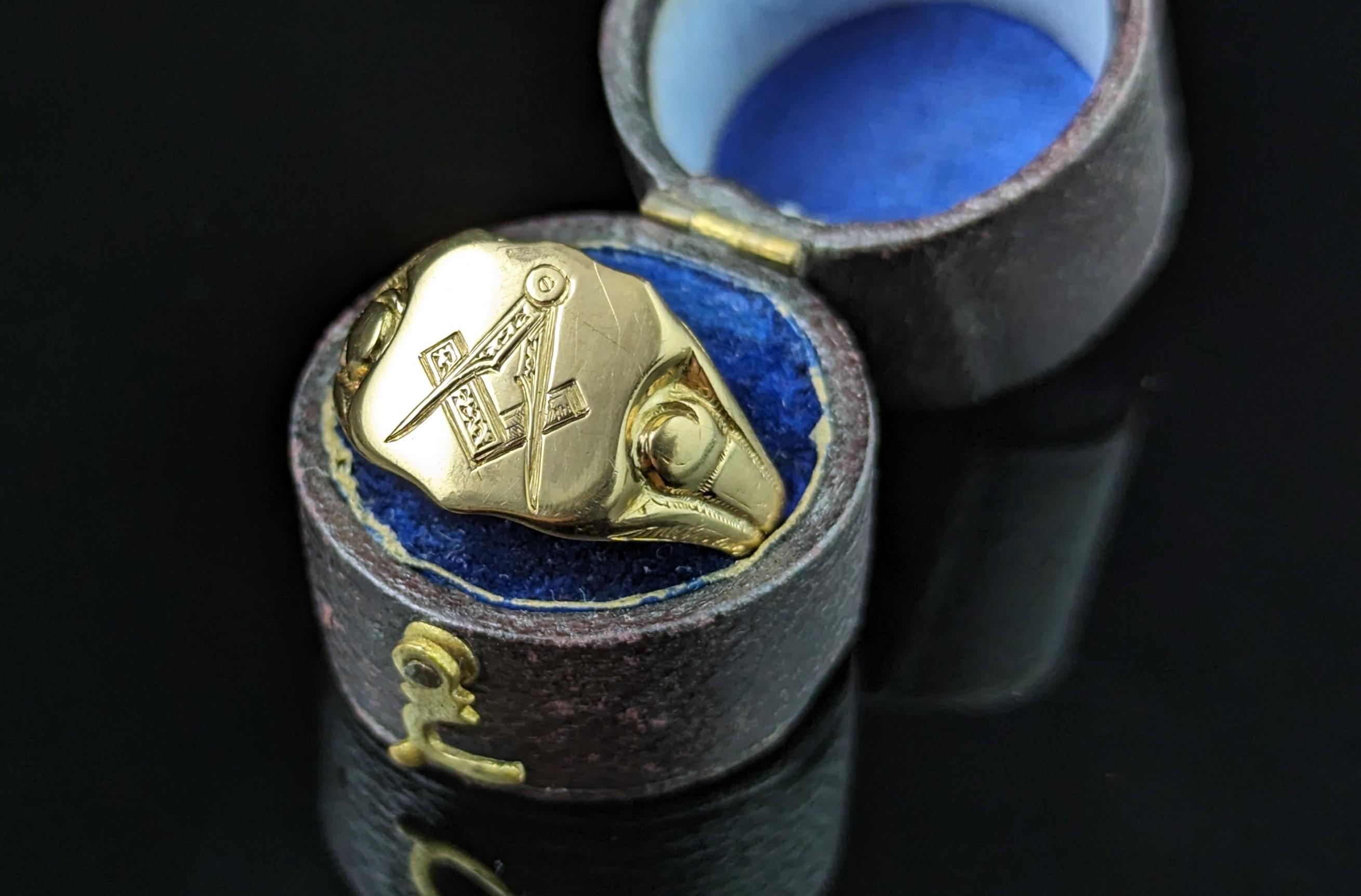 Women's or Men's Antique 18k yellow gold signet ring, Masonic  For Sale